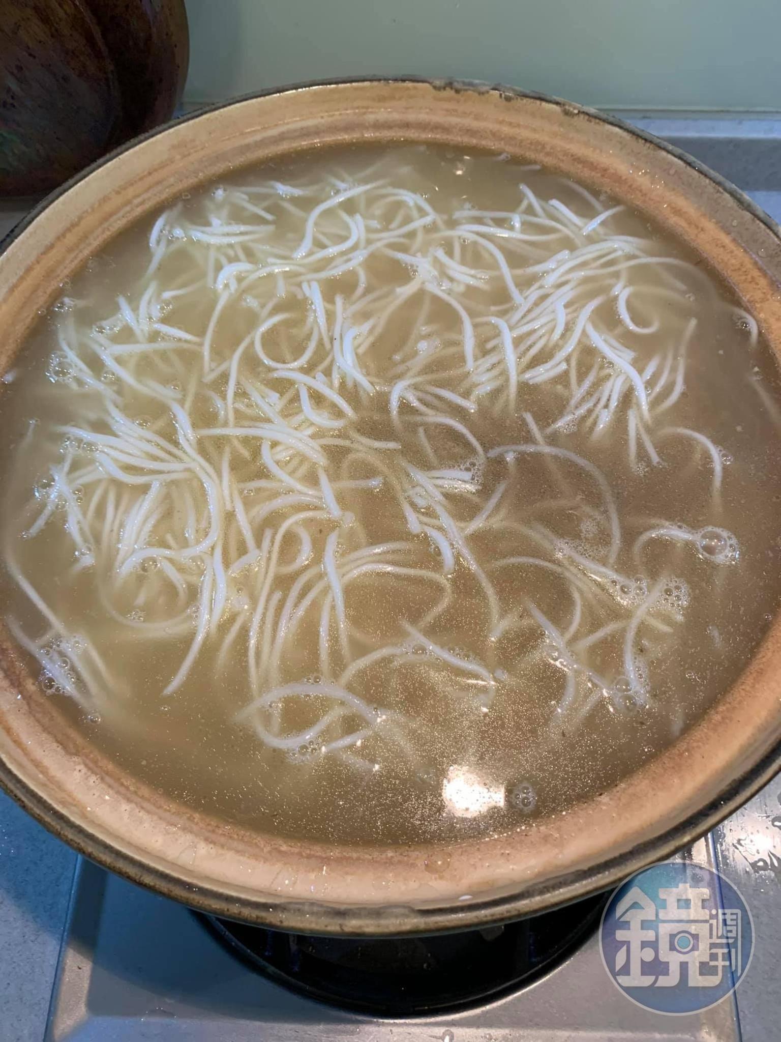 將高湯注入,加小匙鹽調味。