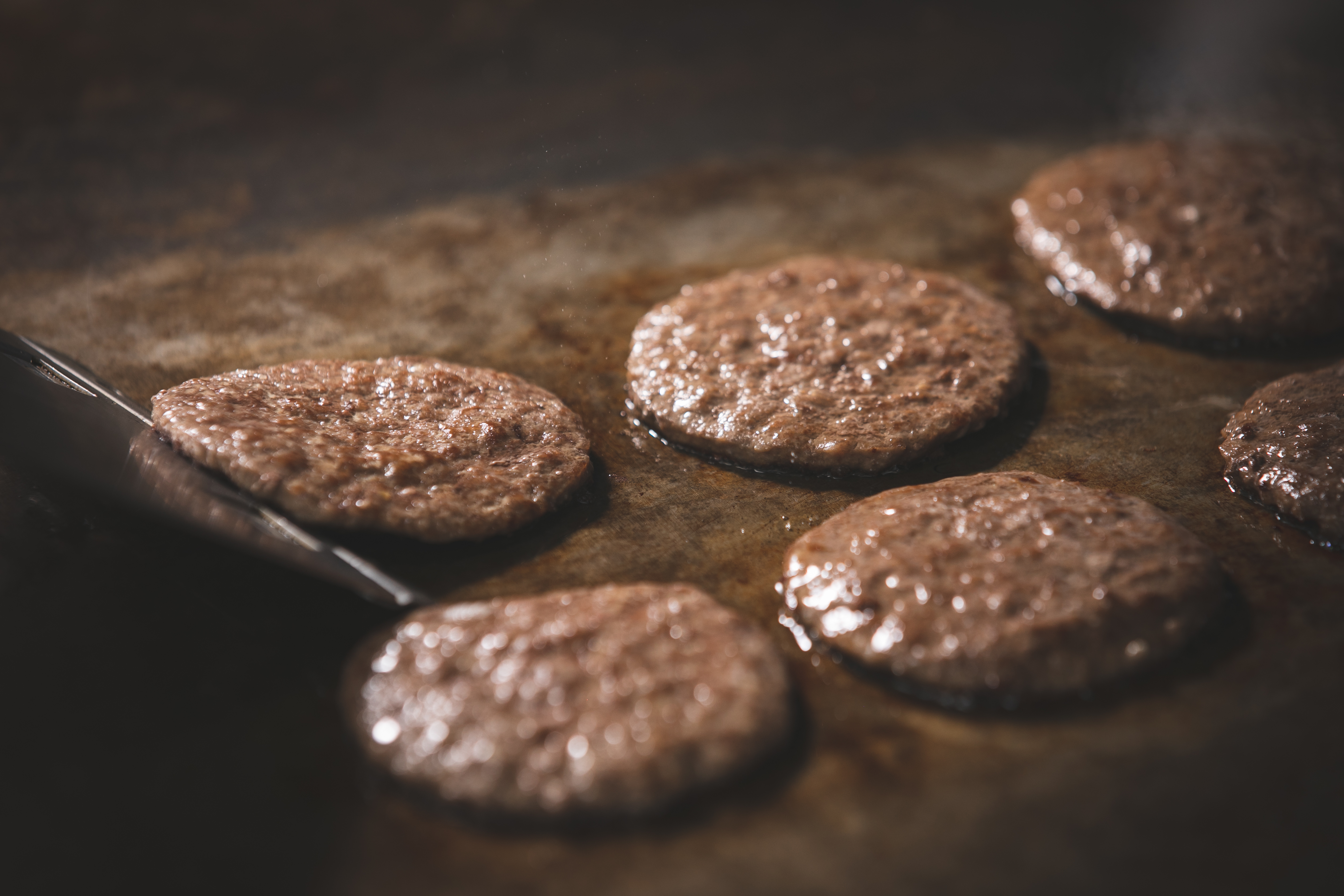 台灣速食業龍頭麥當勞公開自家漢堡牛肉餅的製作流程，強調裡面沒有其他添加物。（麥當勞提供）