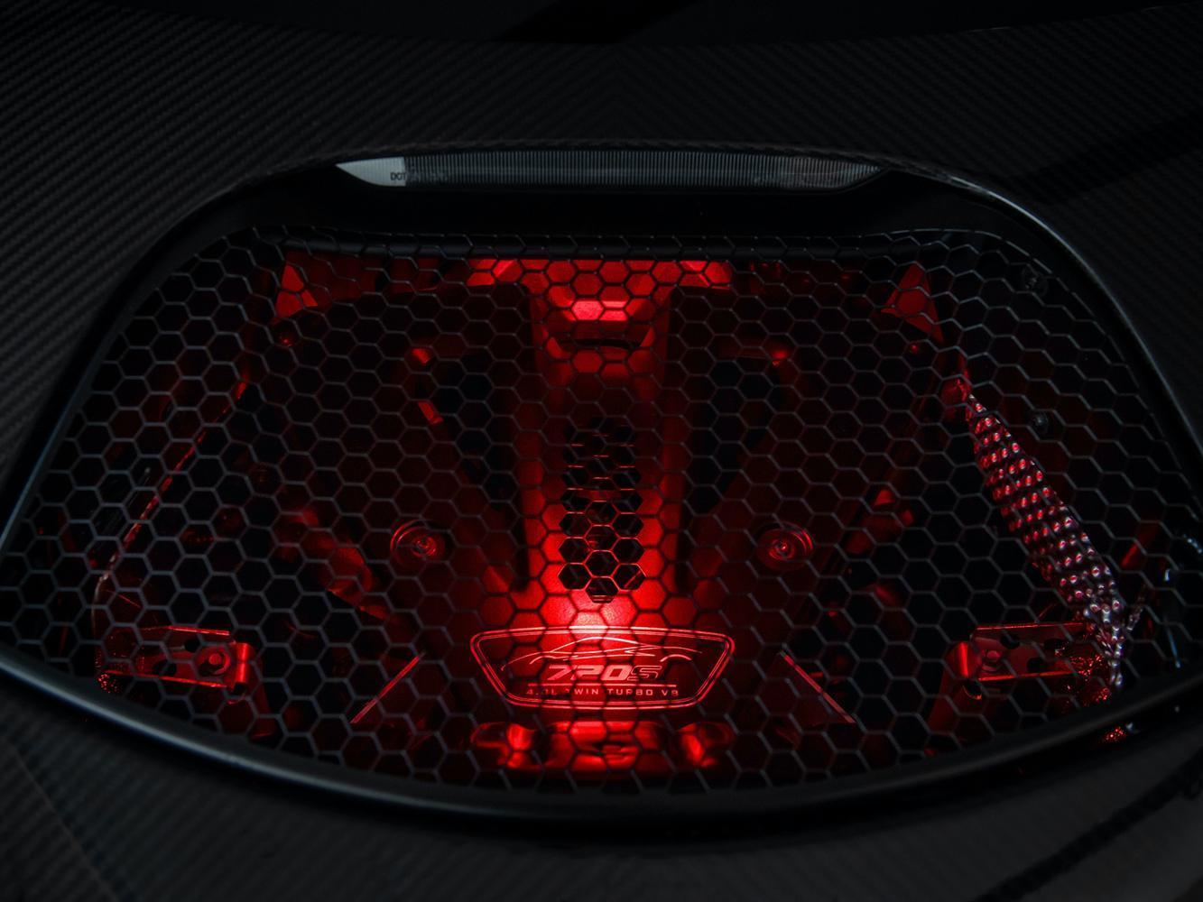 NOVITEC將廠方代號 M840T的4.0升V8雙渦輪增壓引擎經過升級後,輸出功率從原本的720hp幅增加到592kW/806hp,峰值扭力也高達878Nm,一舉摜破800匹馬力門檻的驚人輸出可將NOVITEC 720S N-LARGO在2.7秒內從靜止推升100km/h,中速域加速能力同樣令人驚嘆,僅7.5秒就可突破200km/h,極速高達346km/h!