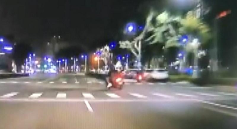 一名23歲UBA虎科大陳姓隊長陪同蔡姓女友南下慶生，騎車時與汽車發生碰撞身亡。（翻攝自畫面）