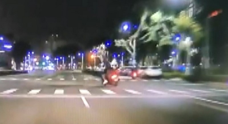 一名23歲UBA虎科大陳姓隊長陪同蔡姓女友南下慶生，騎車時與汽車發生碰撞身亡。（翻攝畫面）