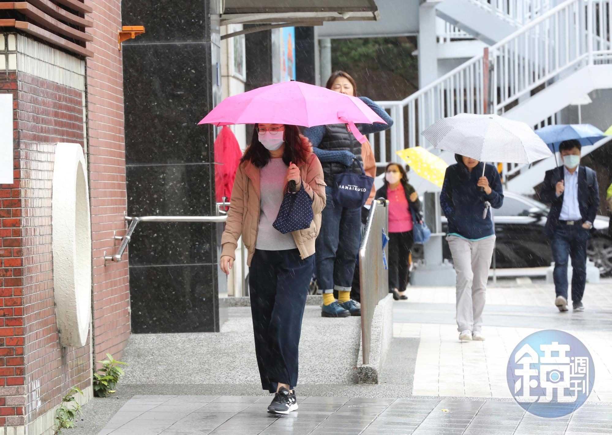 今到週四水氣偏多，全台間歇性降雨，週五由濕冷轉為乾冷。（本刊資料照）