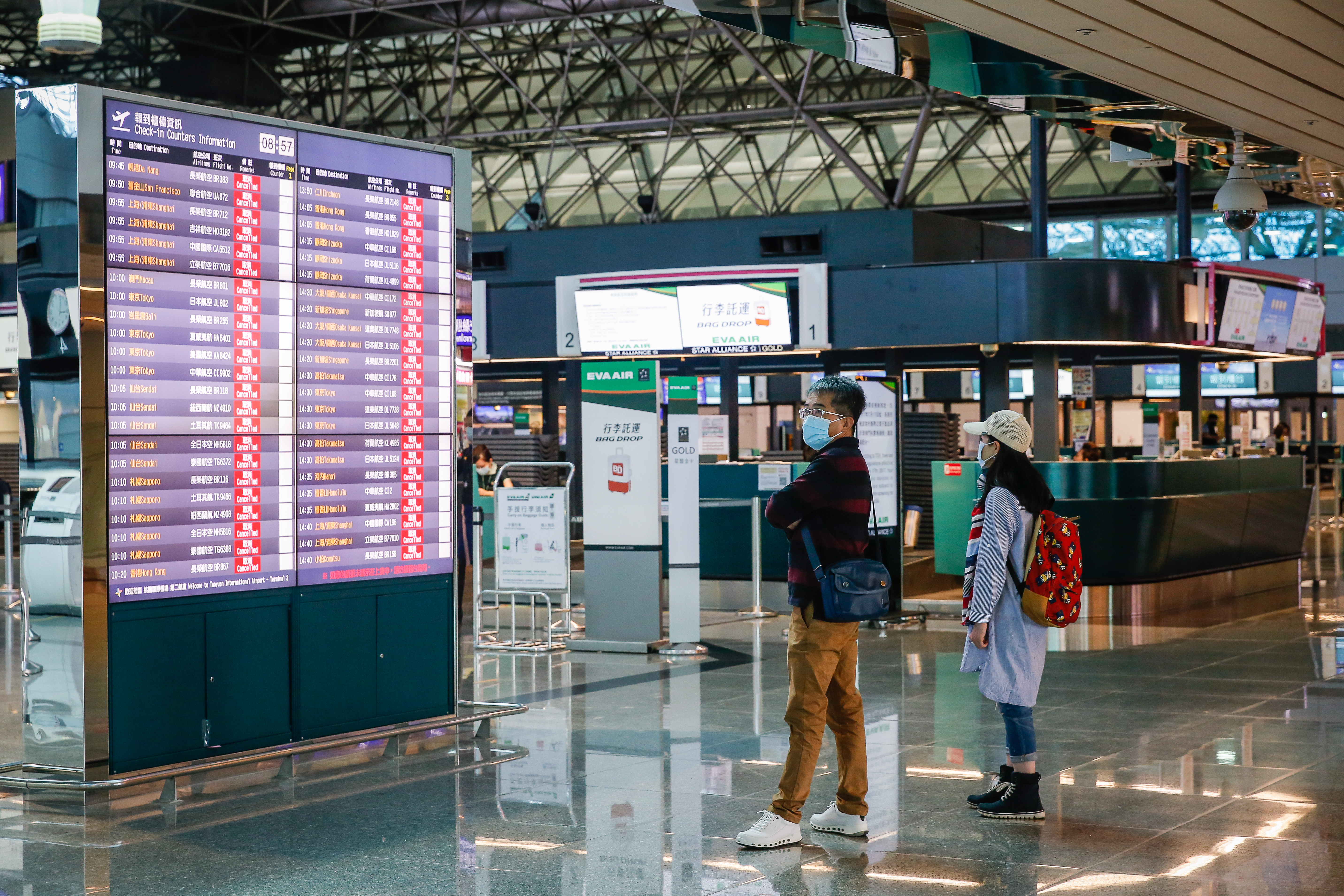 英國近日驚傳變種新冠病毒傳染力增加70％，30多國祭出斷航措施，防堵疫情擴散。示意圖。（本刊資料照）