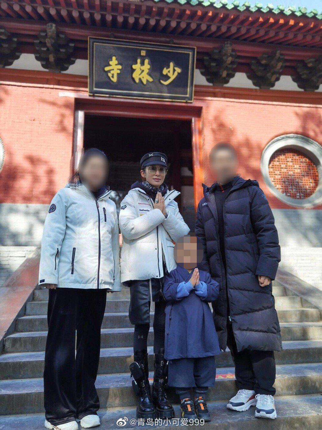 張敏一雙細腿引發熱議。（翻攝微博）