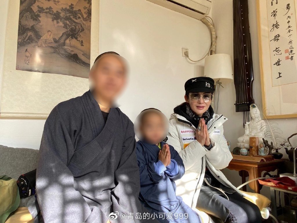 張敏親切與沙彌合照。(翻攝微博)