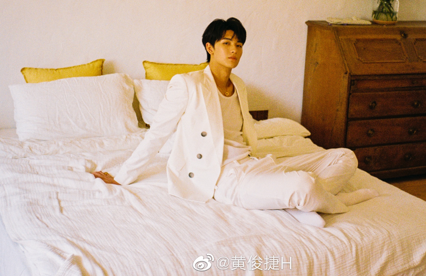 黃俊捷月初被媒體公開與多金熟女約會的影片，引發劈腿疑雲。（翻攝自黃俊捷微博）