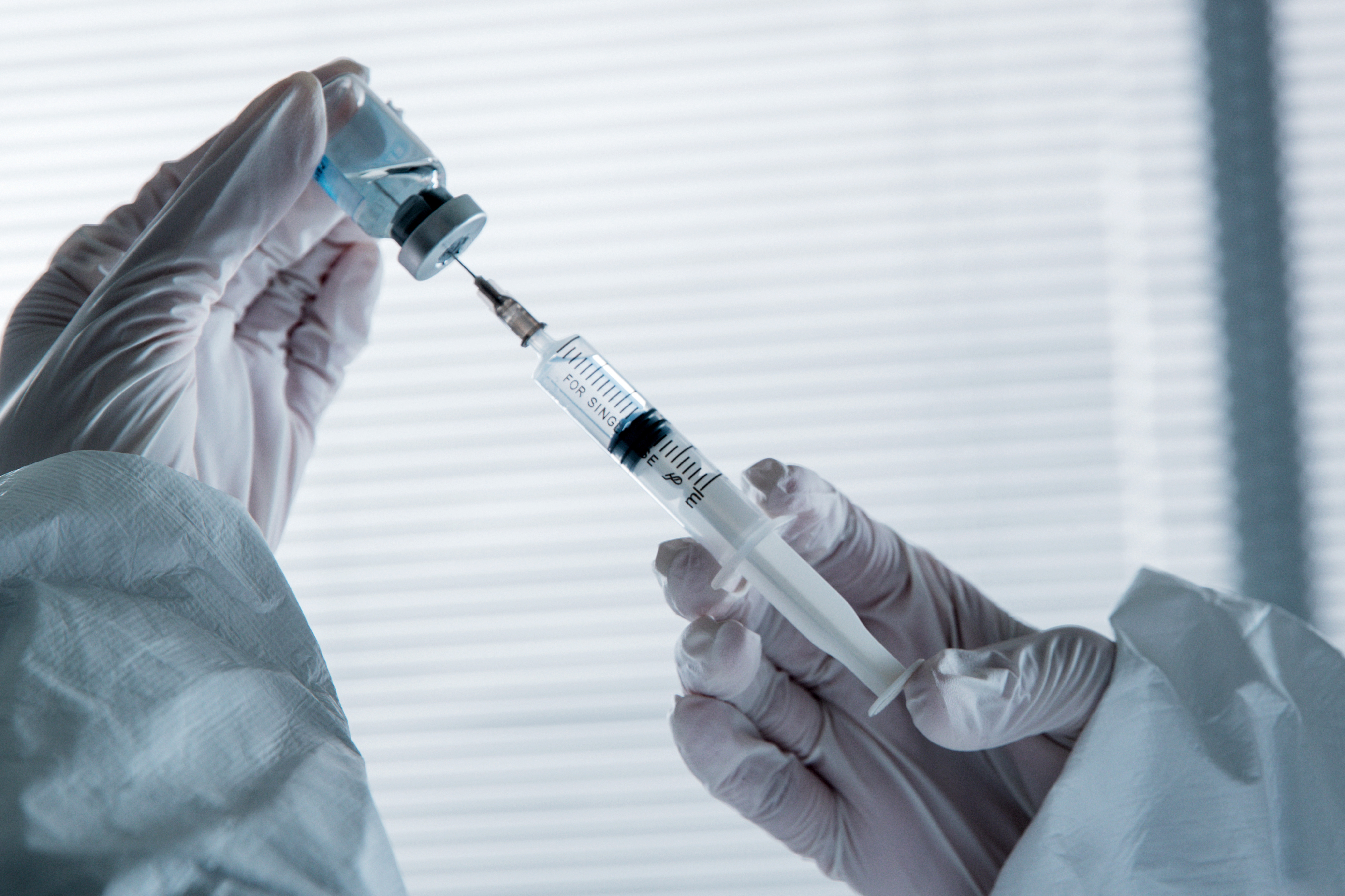 英國發現境內出現傳播更快的變異病毒株，WHO則認為，其傳染力比流感還弱，目前整體情況尚未失控。（東方IC）