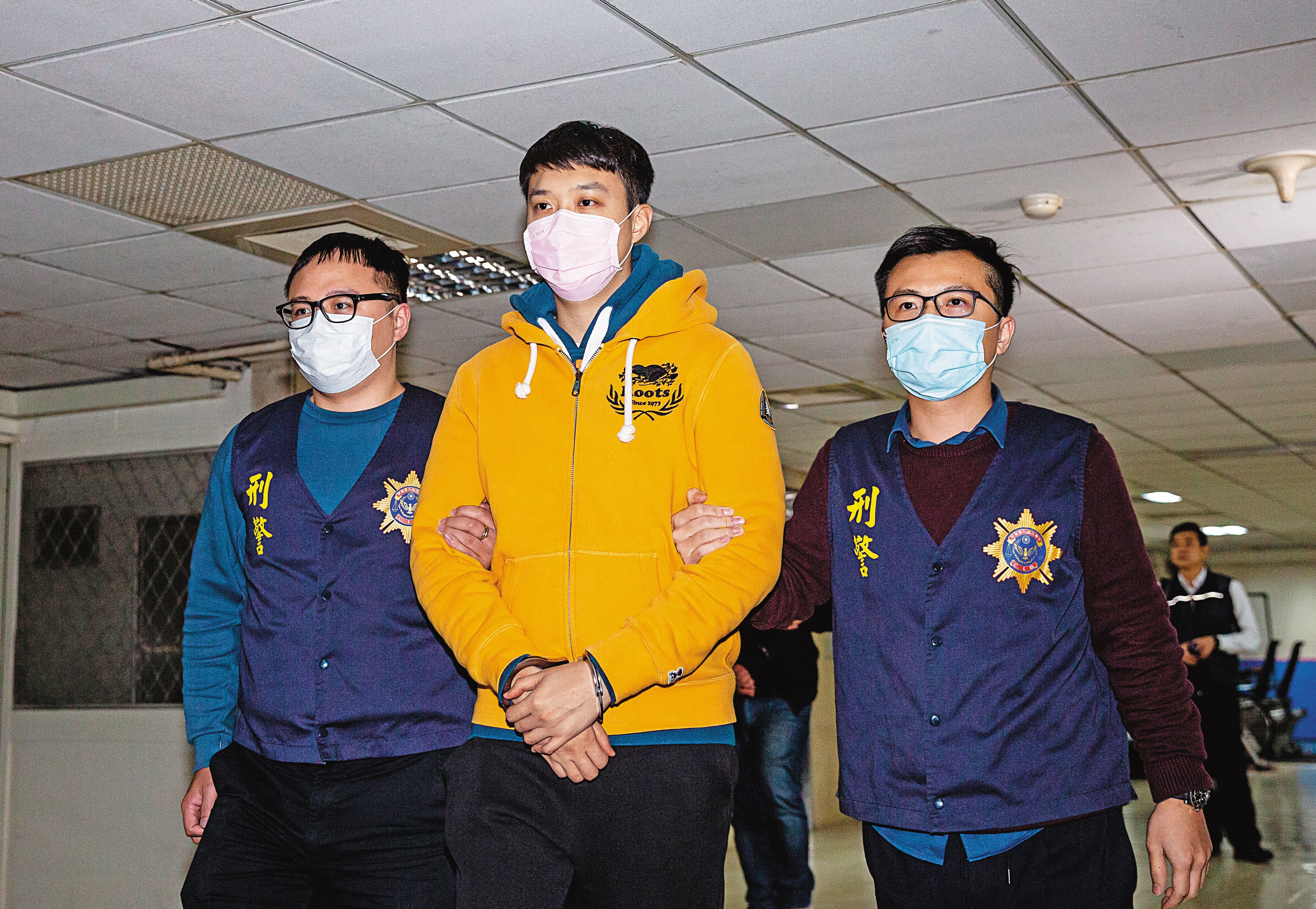 嫌犯余啟豪涉架設色情網站供人瀏覽猥褻影片牟利，多位國內職棒及籃壇球星的不雅檔案也在列，警方循線將他逮捕。