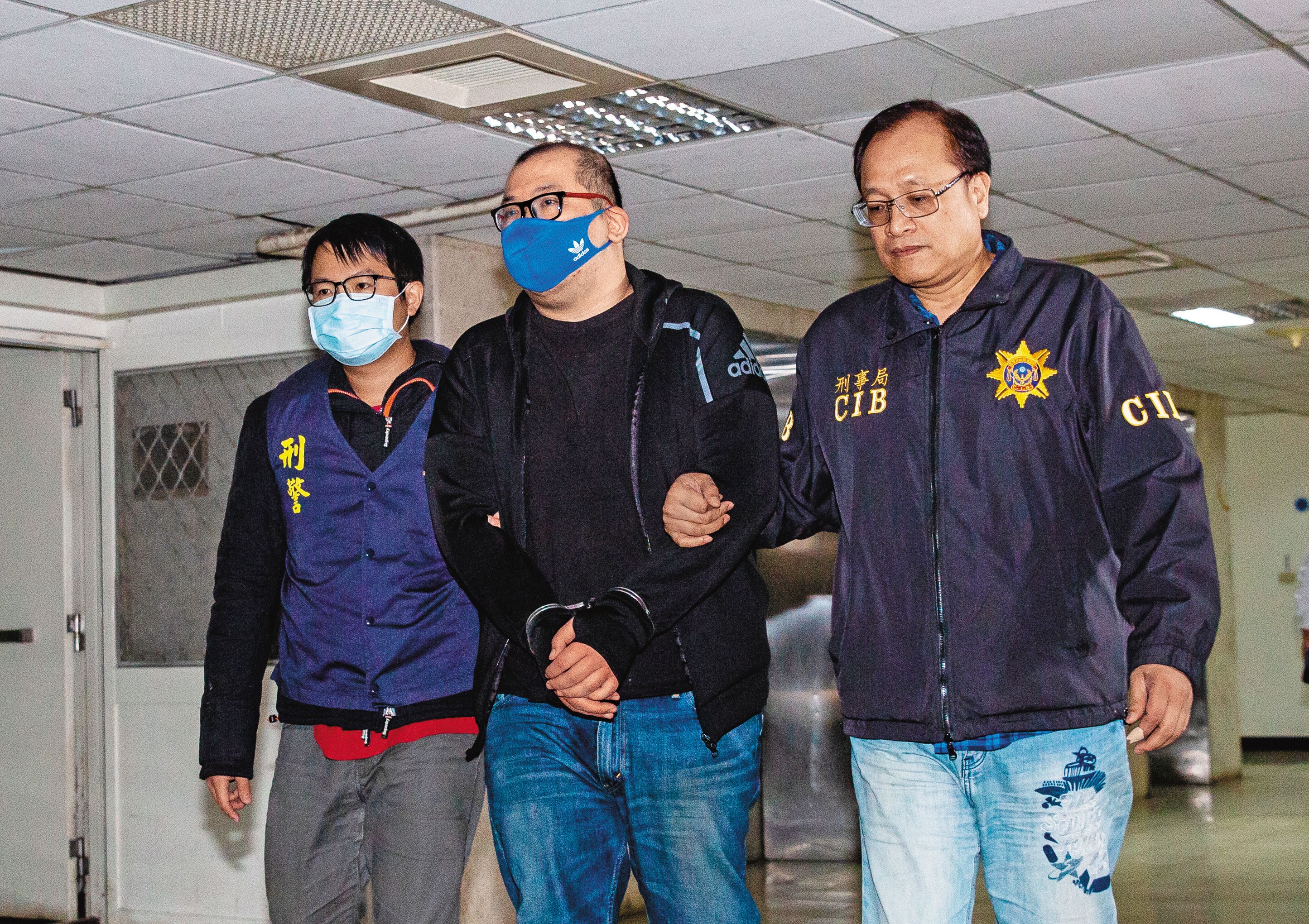 曾任UBA經紀人的嫌犯劉維霖（中）涉散布不雅影片，再向被害球員恐嚇取財遭刑事局逮捕。