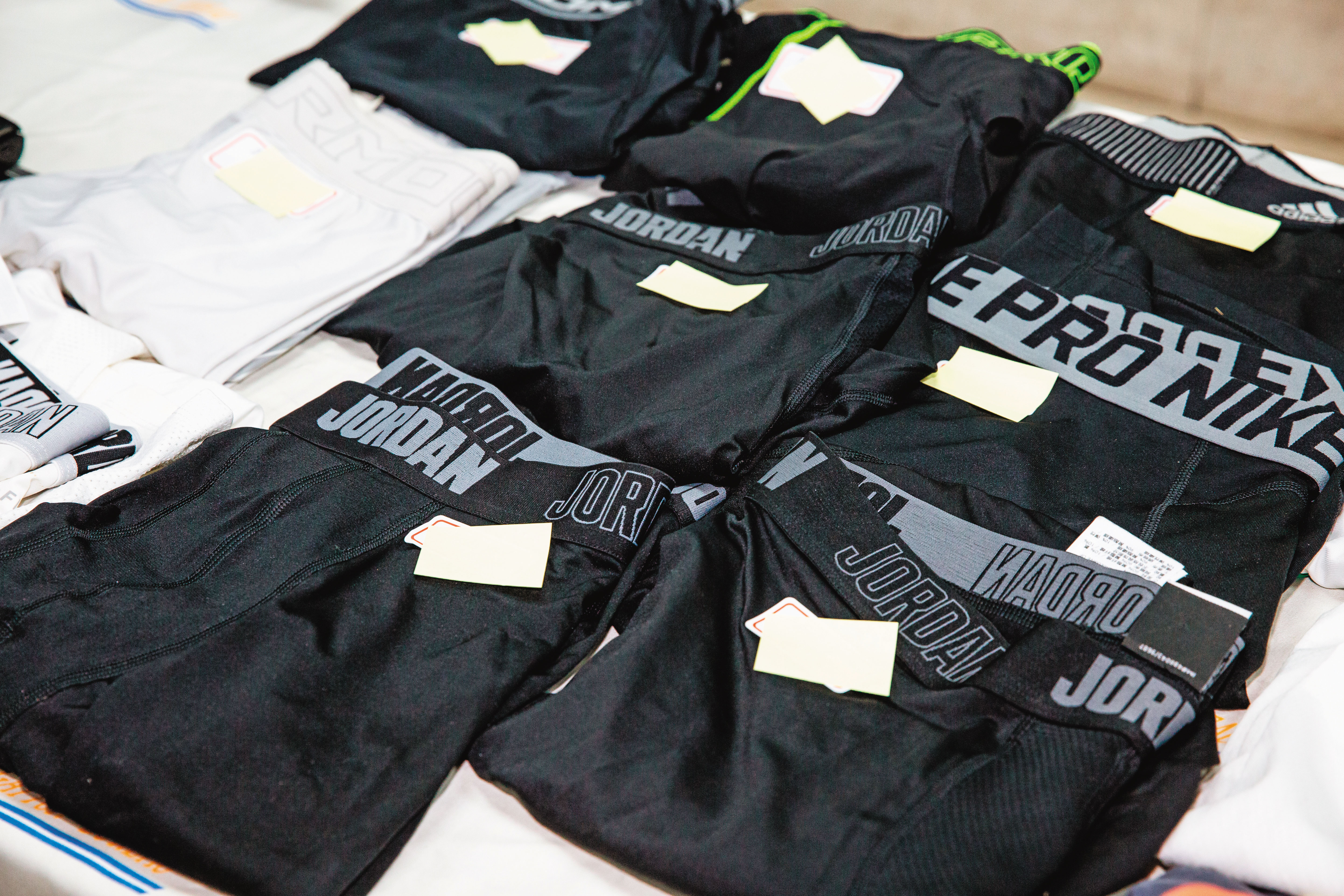 劉維霖以協助處理不雅影片為由，向2位籃壇明日之星索討束褲、內褲或襪子等貼身物品得逞。