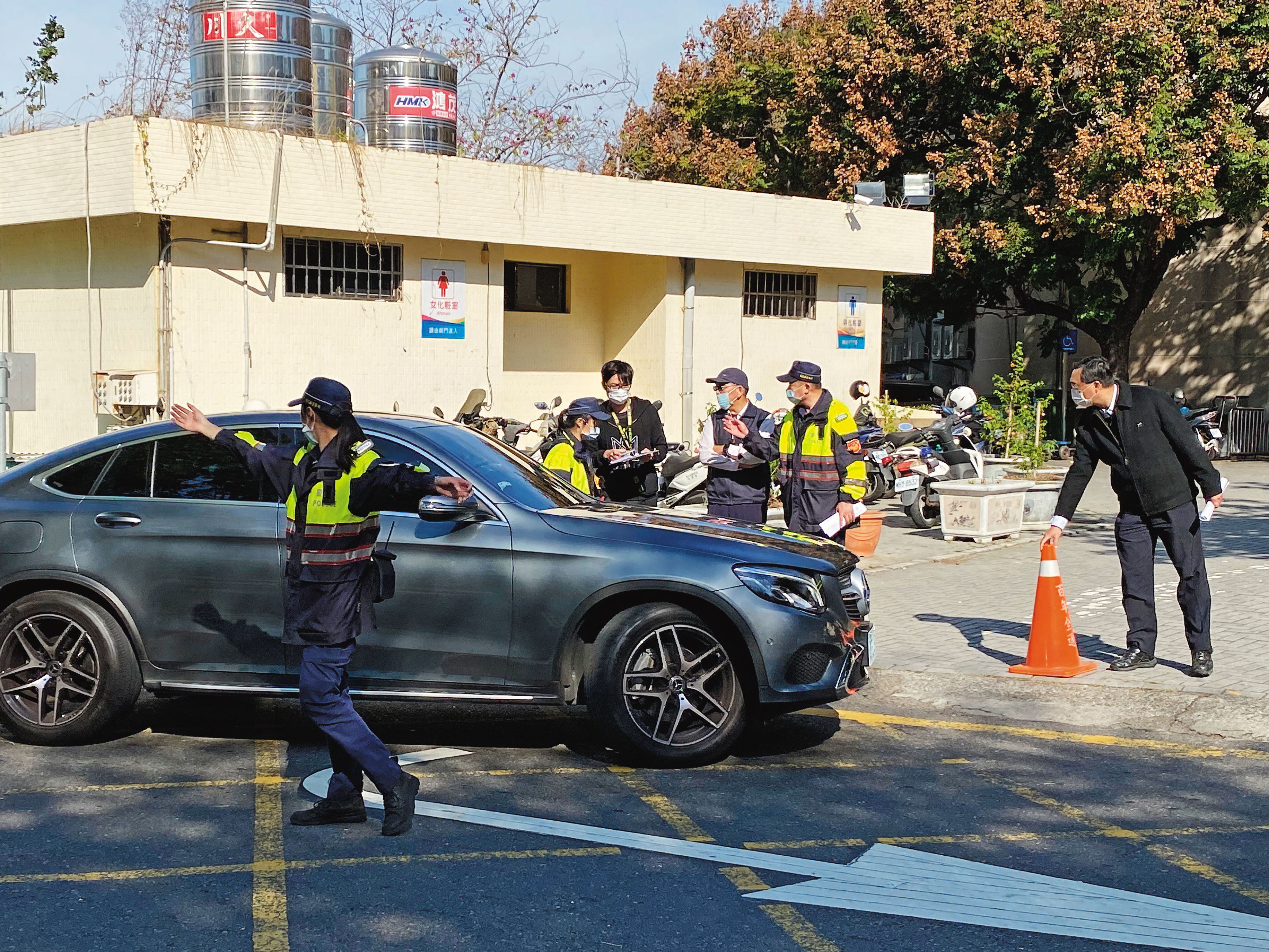 PLG職籃開打,由於賽前驚爆球星不雅影片外流,為避免突發事件發生,警方在場外加強警戒。
