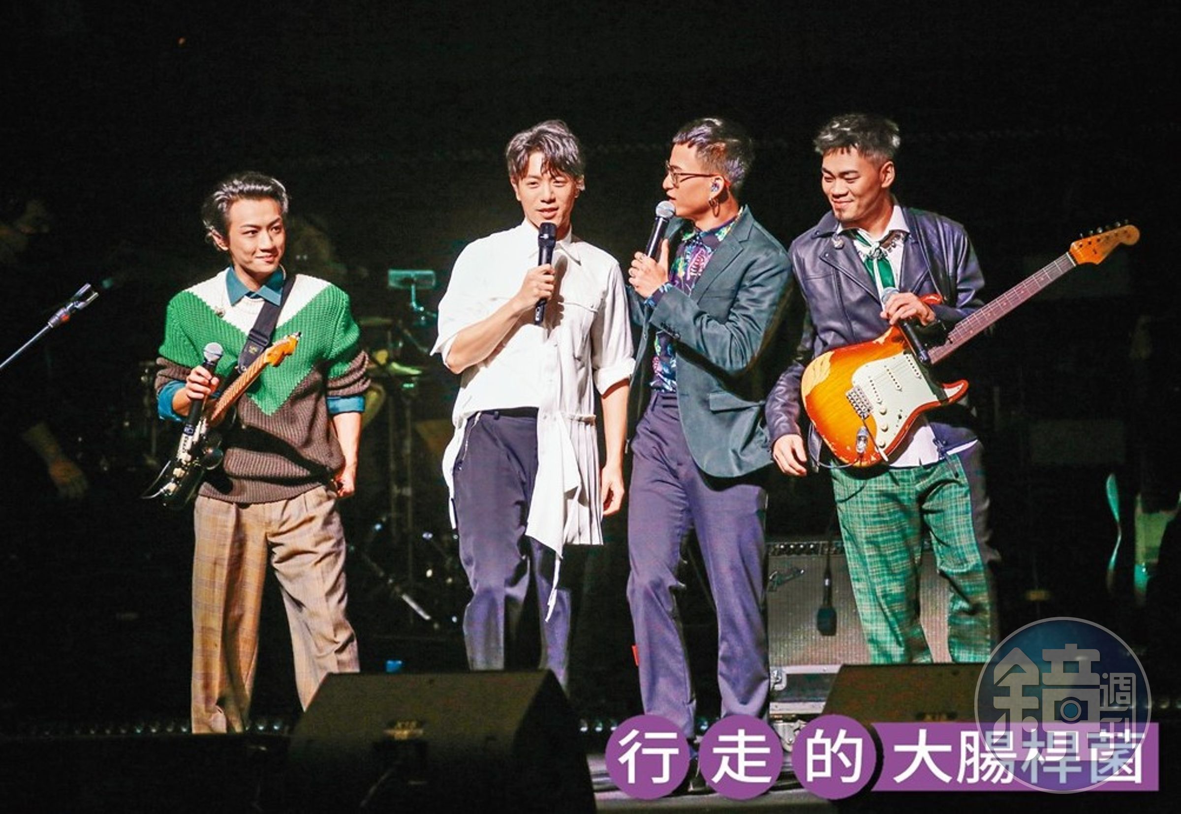 茄子蛋樂團為韋禮安（左二）站台，主唱阿斌（右二）、吉他手阿德（左一）與阿任（右一）自封是行走的芬多精、大腸桿菌、睪固酮。