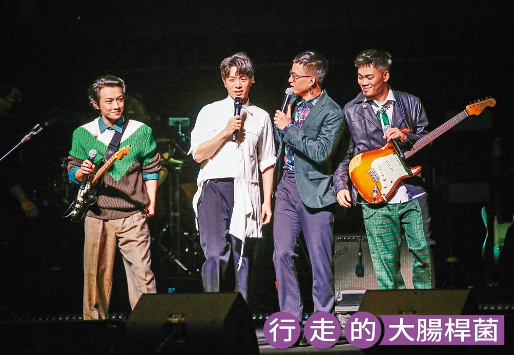 茄子蛋樂團為韋禮安（左二）站台，主唱阿斌（右二）、吉他手阿德（左一）與阿任（右一）自封是行走的芬多精、大腸桿菌、睪固酮。