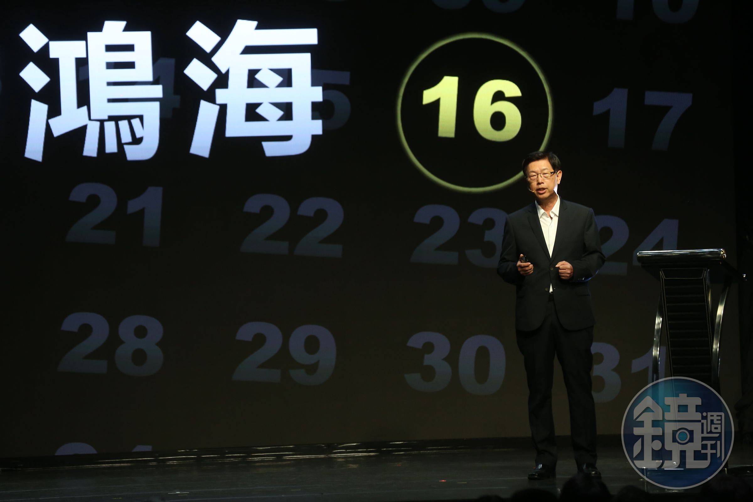 鴻海董事長劉揚偉宣布，今年員工年終伴手禮額度從以往的每人1900元，提高到1萬元整。