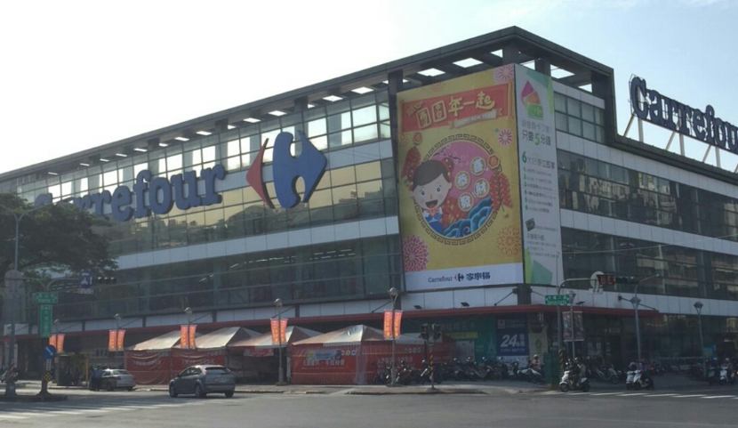 家樂福鼎山店遭兩名男學生「尿攻」，目前該案件已提告，靜待警方偵辦。（翻攝自Google Map）