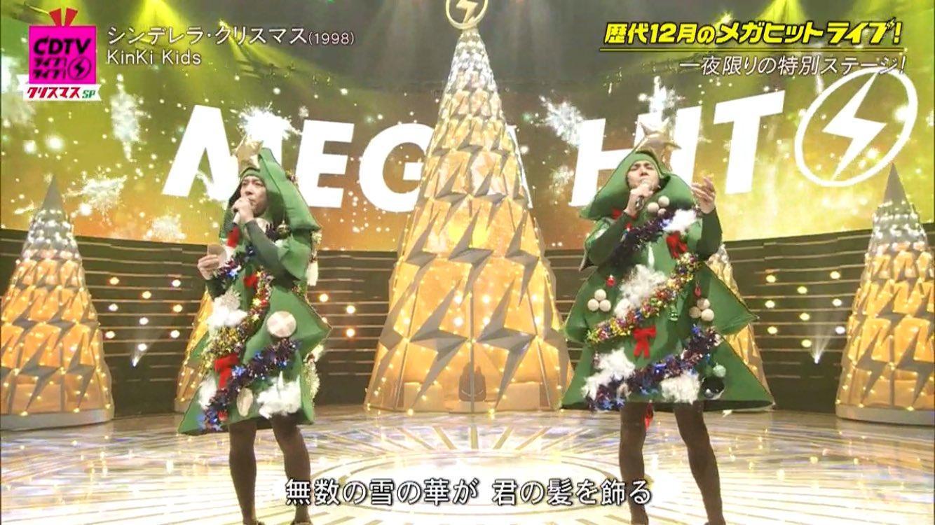 近畿小子在日本耶誕特別節目中化身耶誕樹飆唱,讓網友笑瘋看傻。(翻攝自CDTVライブ!ライブ! Youtube頻道)