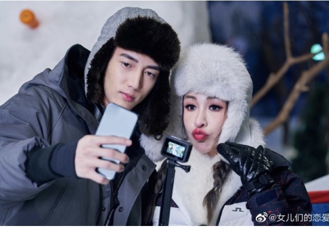 蕭亞軒（右）和男友黃皓一起參加《女兒們的戀愛3》節目，兩人私下相處的模式也一一呈現在大家眼前。（翻攝自女兒們的戀愛的微博）