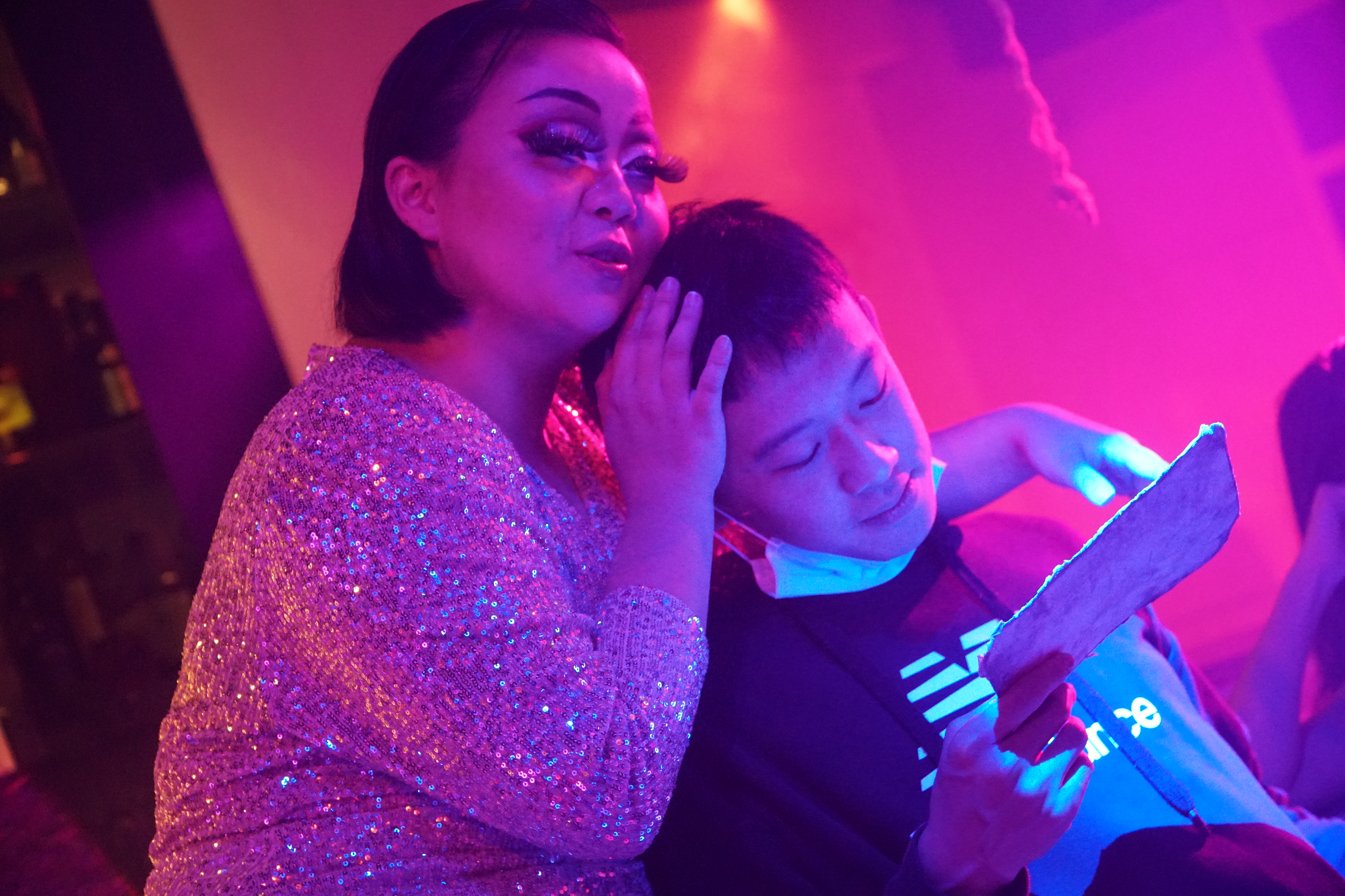 Dr.媽咪施展魔法，引領參與的微醺觀眾進入奇幻夢境。 （好夢製造所提供）