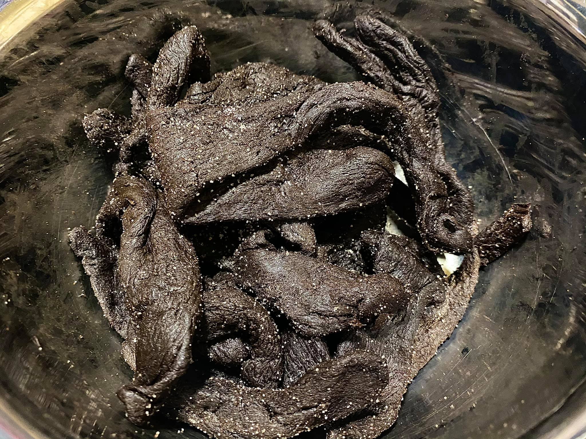 有網友尾牙抽中近5公斤的陳年老菜脯，外觀看起來像黑抹布，但市價高達3萬元。（翻攝自「廚藝公社」）