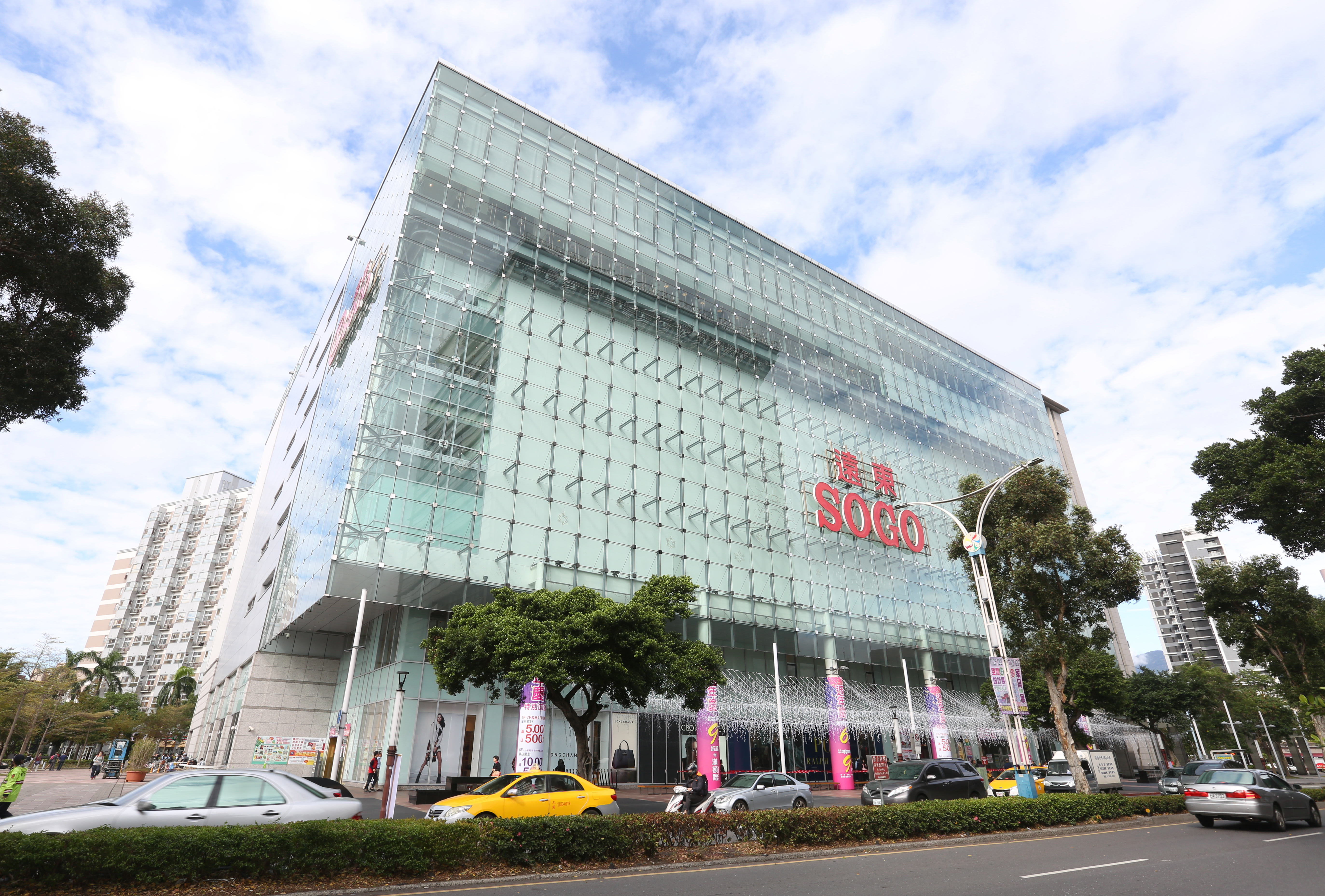 天母SOGO表示今晚提早閉店消毒。（本刊資料照）