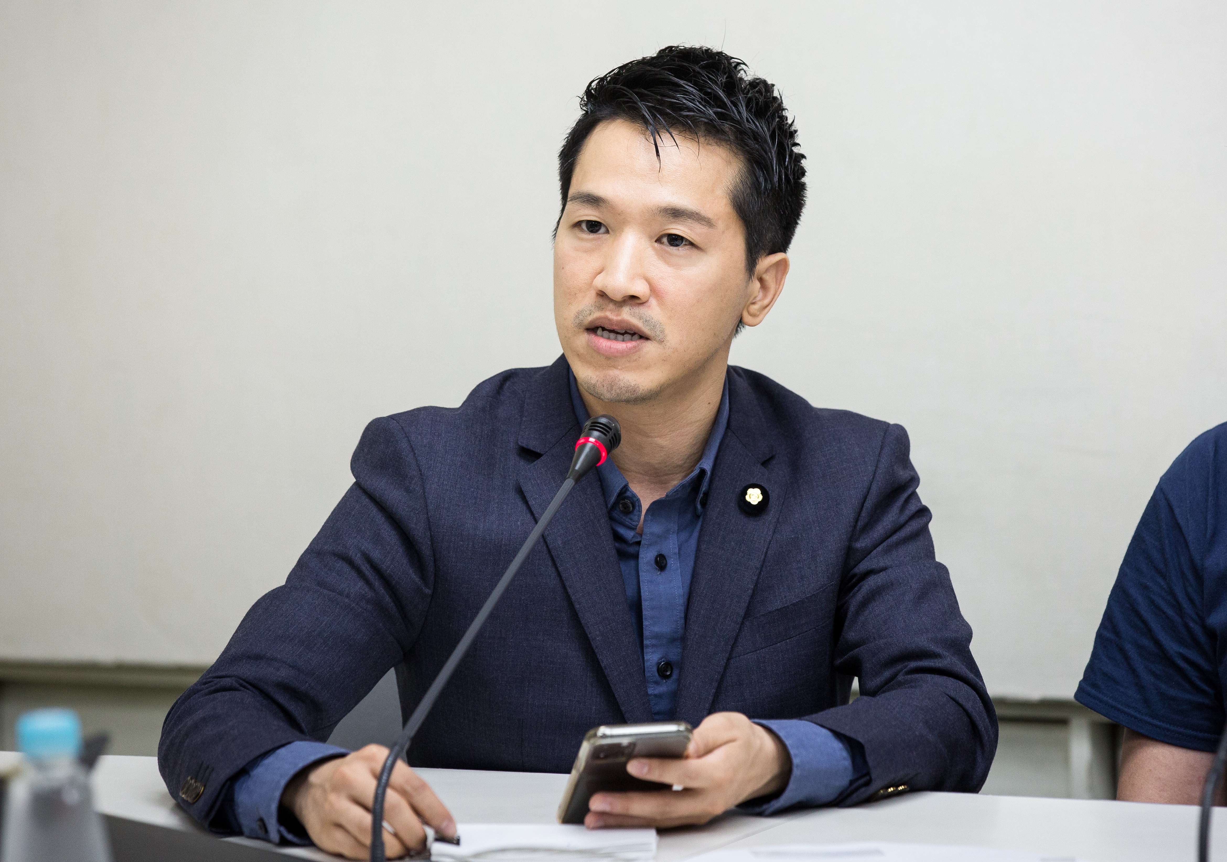 立委何志偉在臉書砲轟該機師「野蠻無知」，要求航空公司對其求償，重罰，並且開除！（資料照）