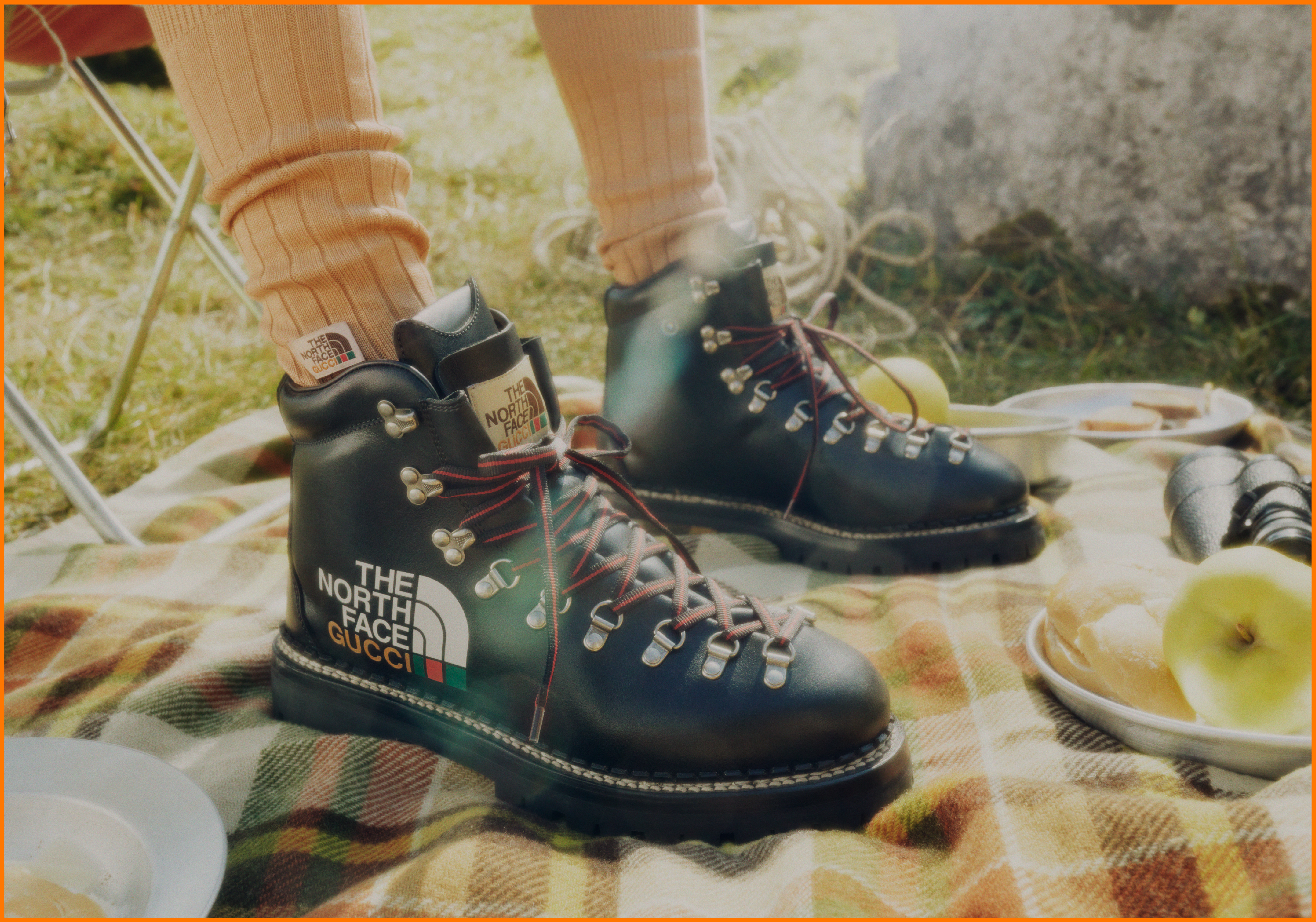 中性皮革登山靴採用了厚重堅固的固特異黏製鞋底，The North Face x GUCCI聯名標誌明顯地印在靴子兩側。（古馳）