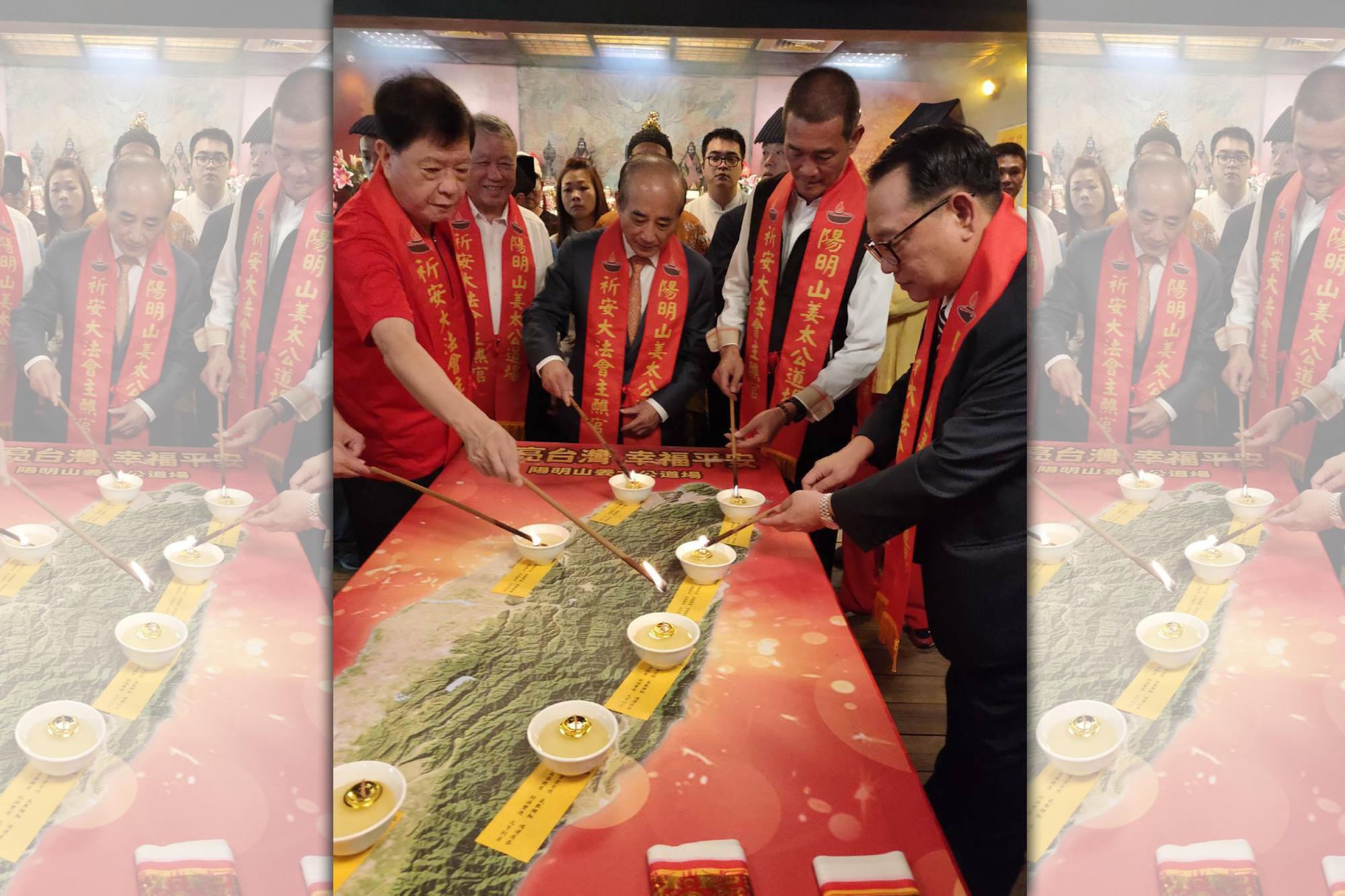 去年姜太公祝壽大典,前立法院長王金平赴道場參拜,並點七星燈為台灣祈福。(陽明山姜太公道場提供)