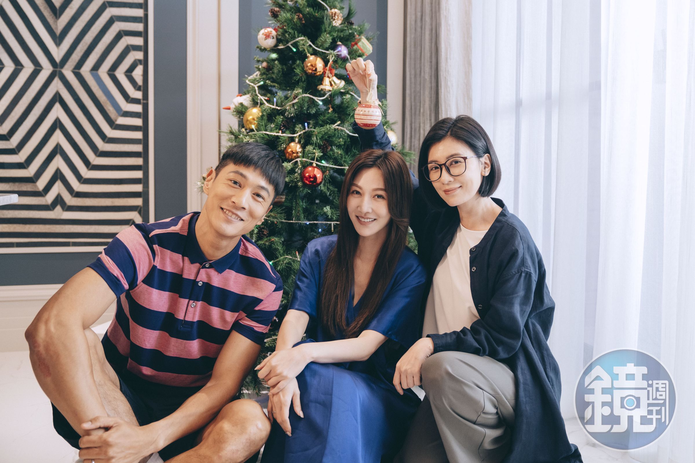 鍾承翰演出賈靜雯（右）的老公，《媽，別鬧了！》演賈靜雯閨蜜曾莞婷情人，三人難得擠在一起。（草舍文化提供）