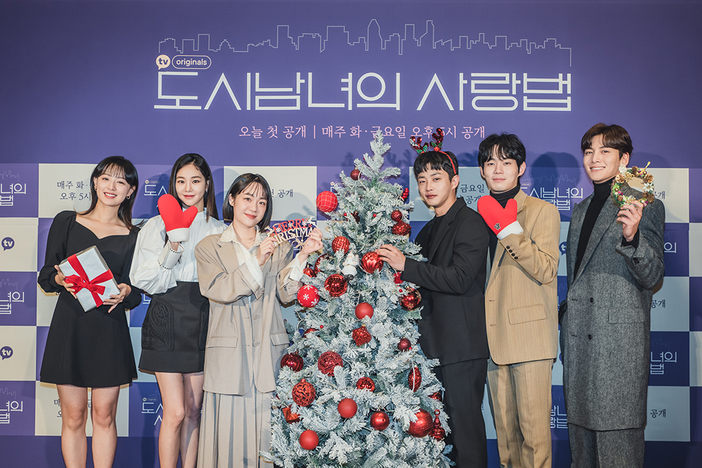 Netflix《愛在大都會》主演群祝大家聖誕快樂。左起金智媛、韓知懚、蘇珠妍、金玟錫、柳炅秀與池昌旭。（Netflix提供）