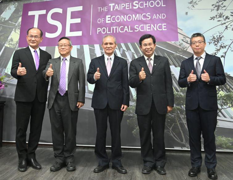 黃煌雄(左3)認為「台北政經學院」(TSE )的誕生,期盼能成為台灣最美的人文風景之一。(翻攝畫面)