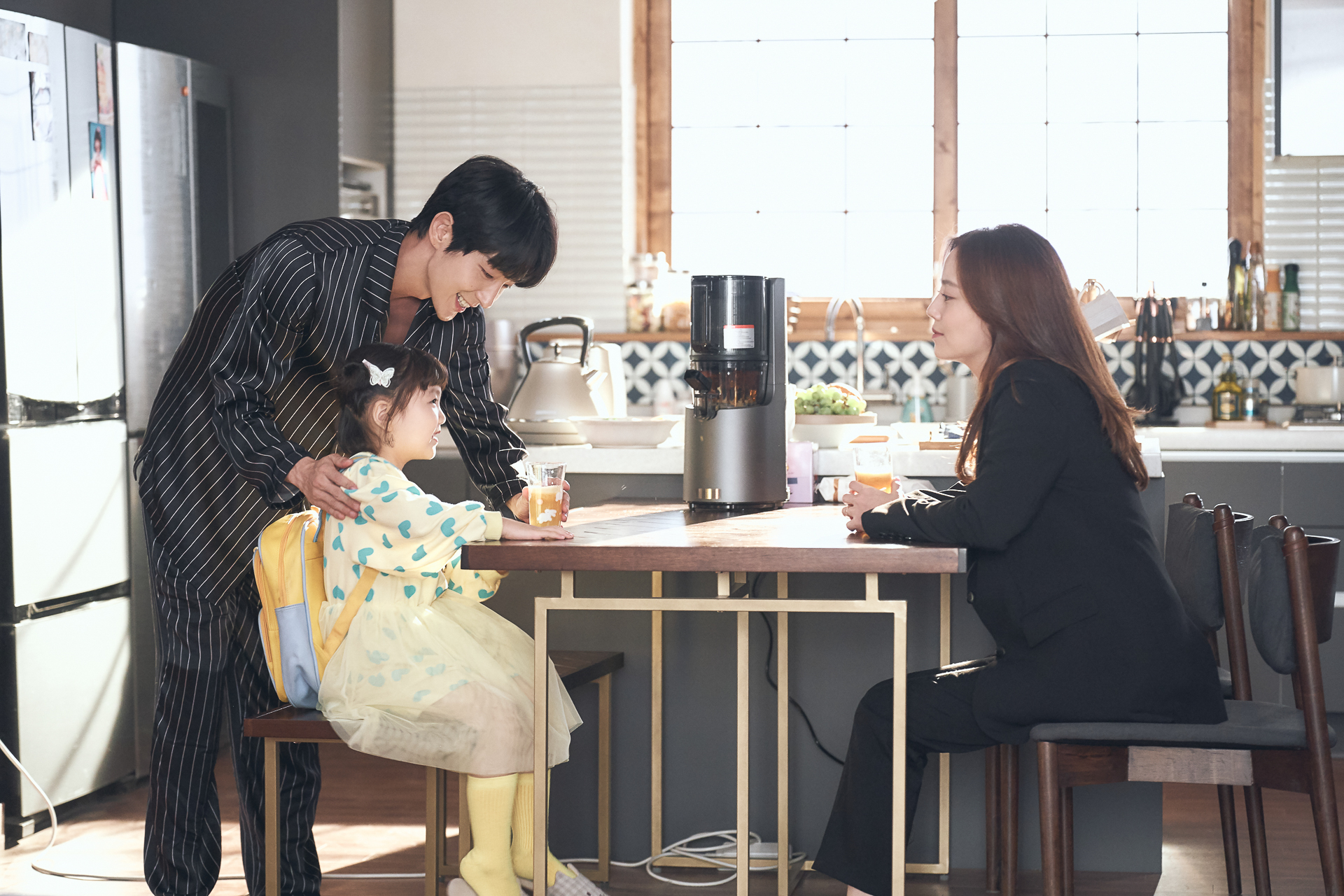 李準基與文彩元在《惡之花》是一對有著4歲女兒的恩愛夫妻。（八大提供）