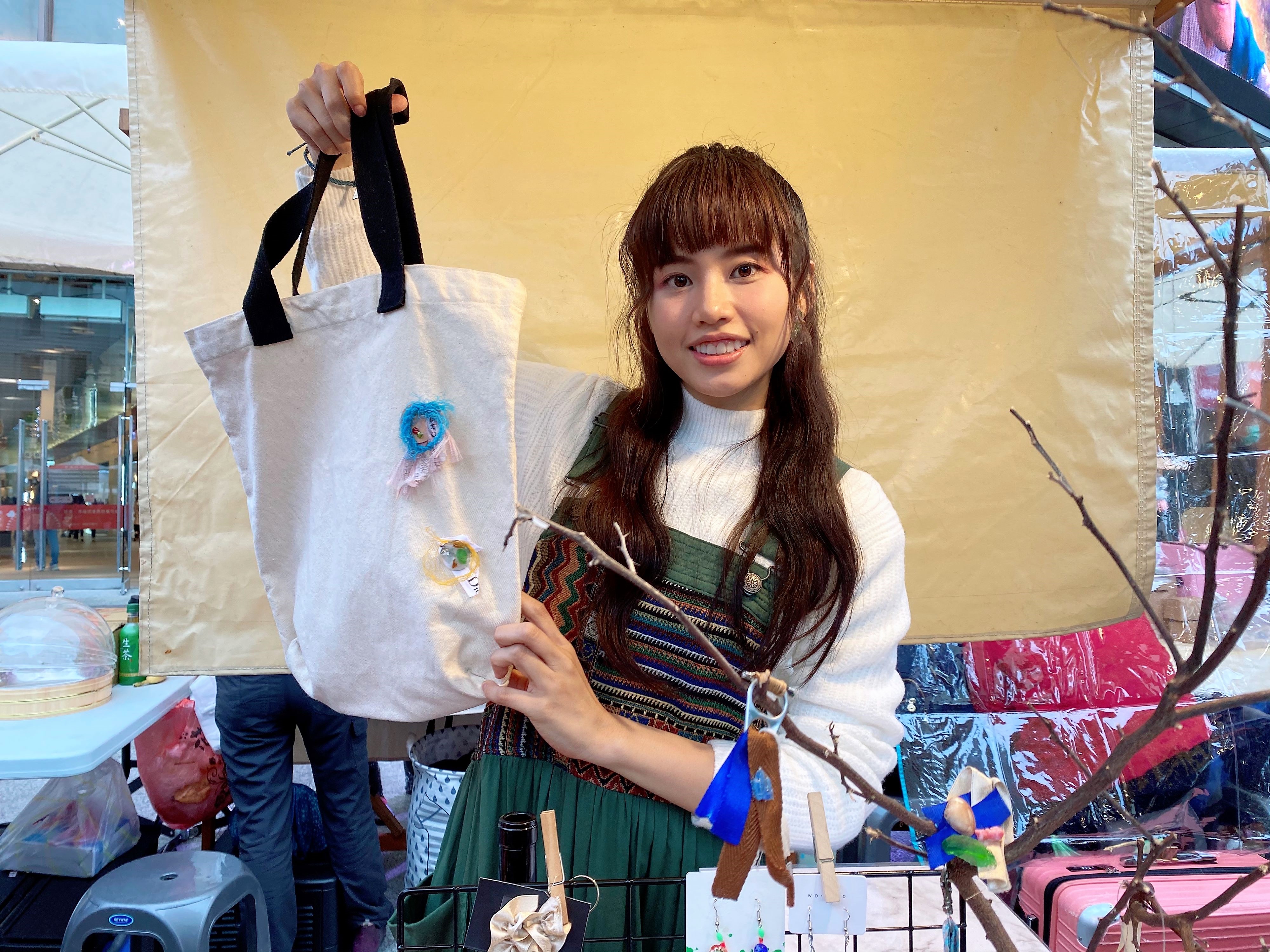 為了展售這些手創飾品，吳汶芳連日趕工手指頭也長起了水泡。（吳汶芳提供）