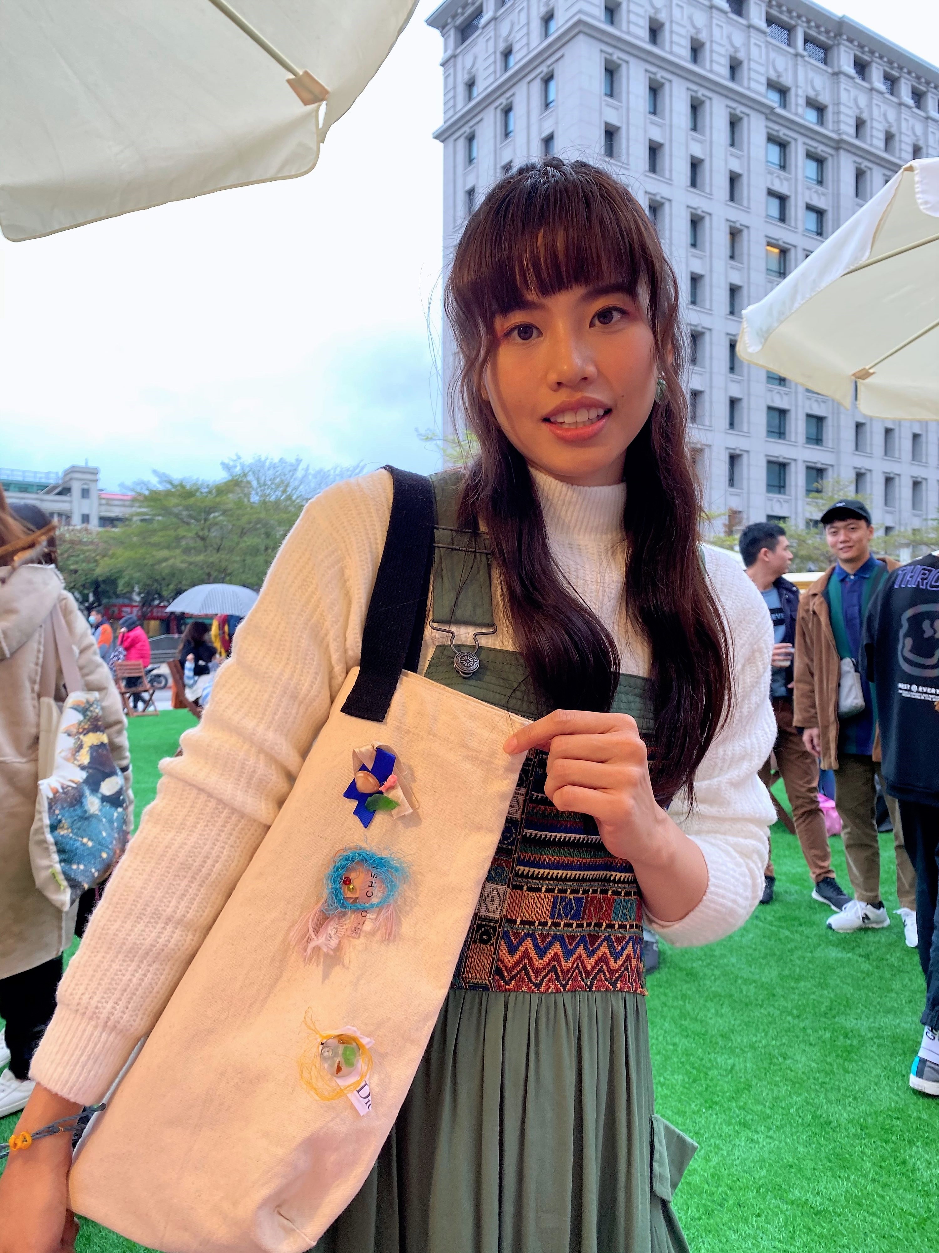 吳汶芳雖然因疫情演出受影響，但靈機一動轉到手創商品獨創自我風格。（吳汶芳提供）