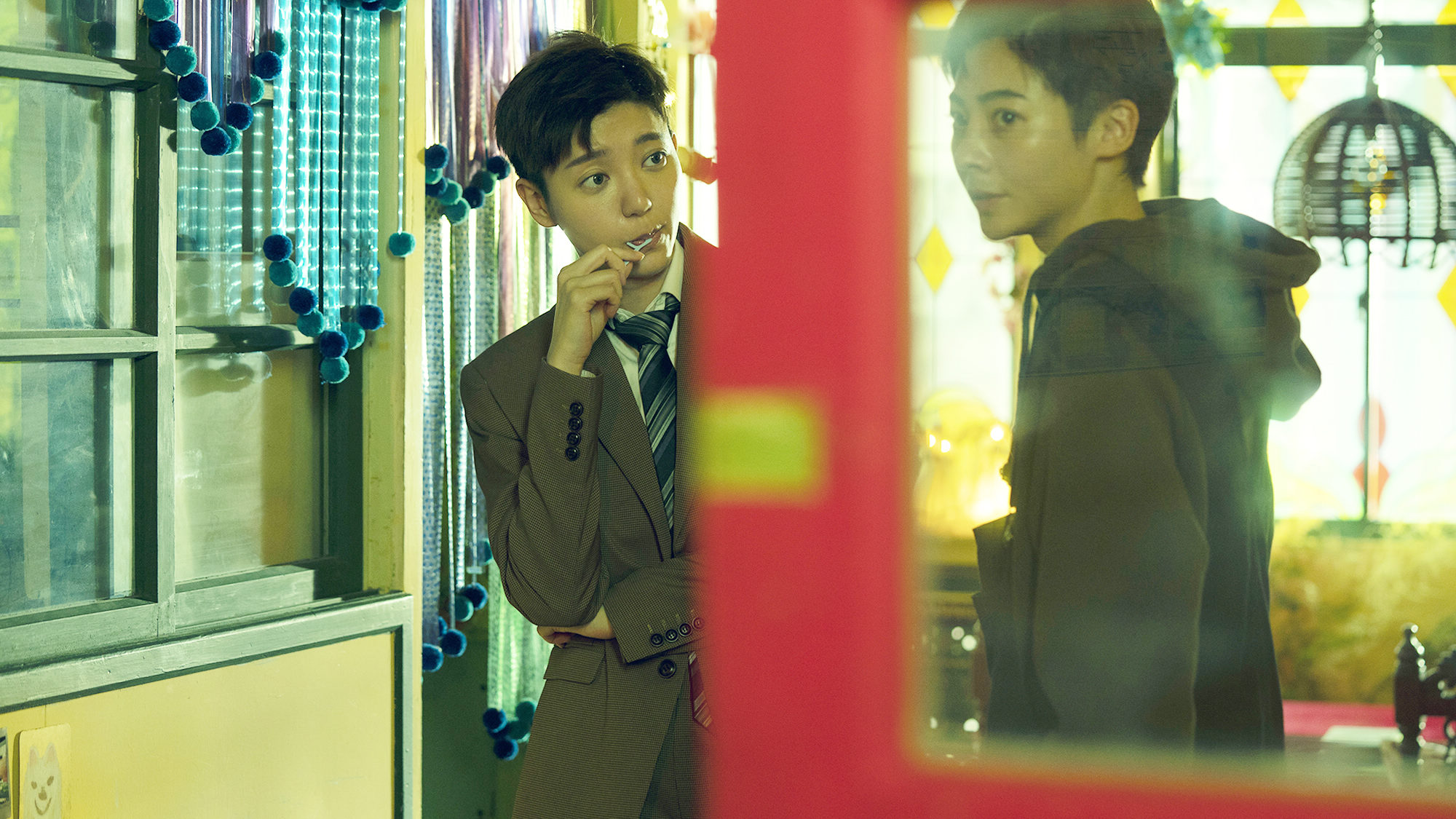 郭雪芙與謝沛恩的短髮男生樣，頗為俊俏。（海鵬電影提供）