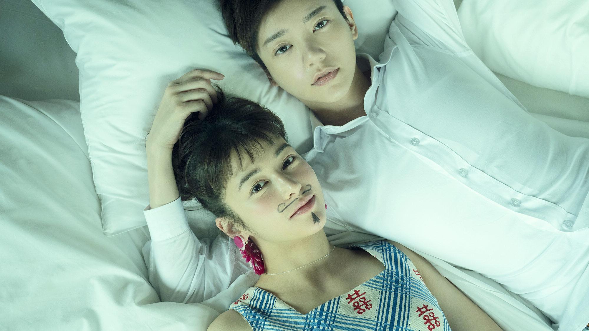 夏朧與郭雪芙主演的《揭大歡喜》,揭示了一個無性別世界的到來。(海鵬電影提供)