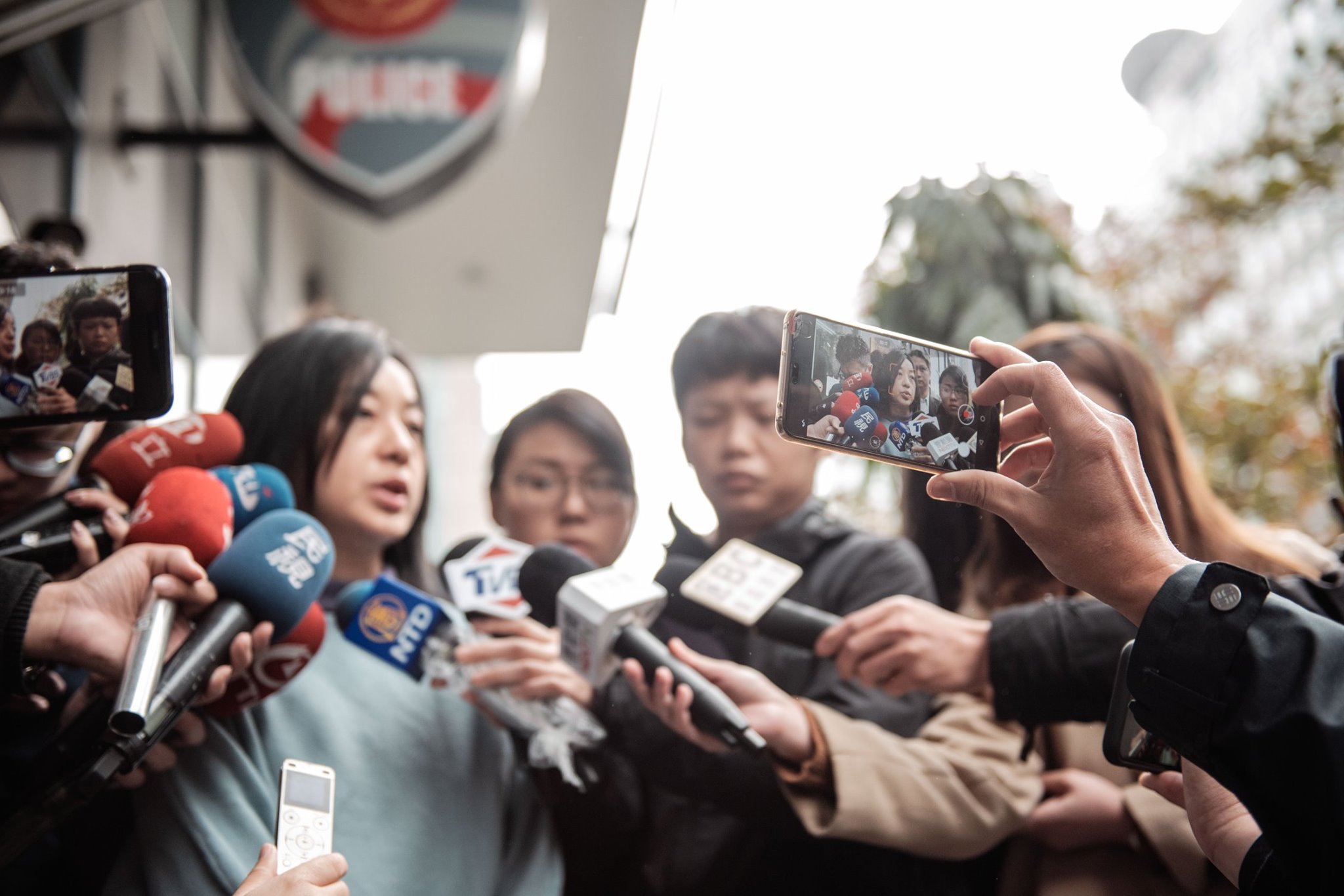 王婉諭昨晚分享當初小燈泡案件申請補償金的經驗，向外界說明受害者家屬的痛苦。（翻攝自王婉諭臉書）