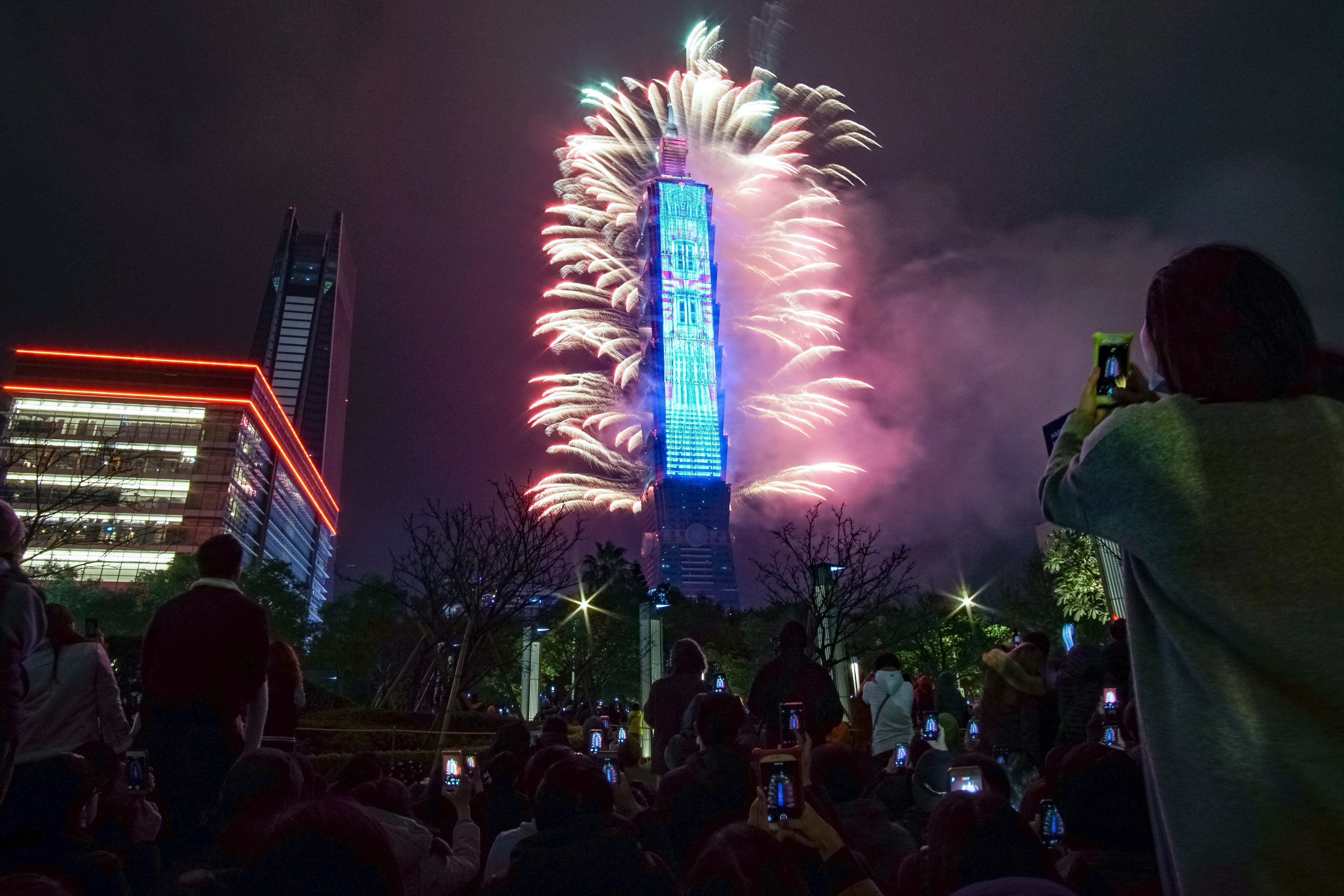 本土零確診維持253天昨（22日）破功，耶誕節、跨年聚集活動有隱憂。示意圖。（本刊資料照）