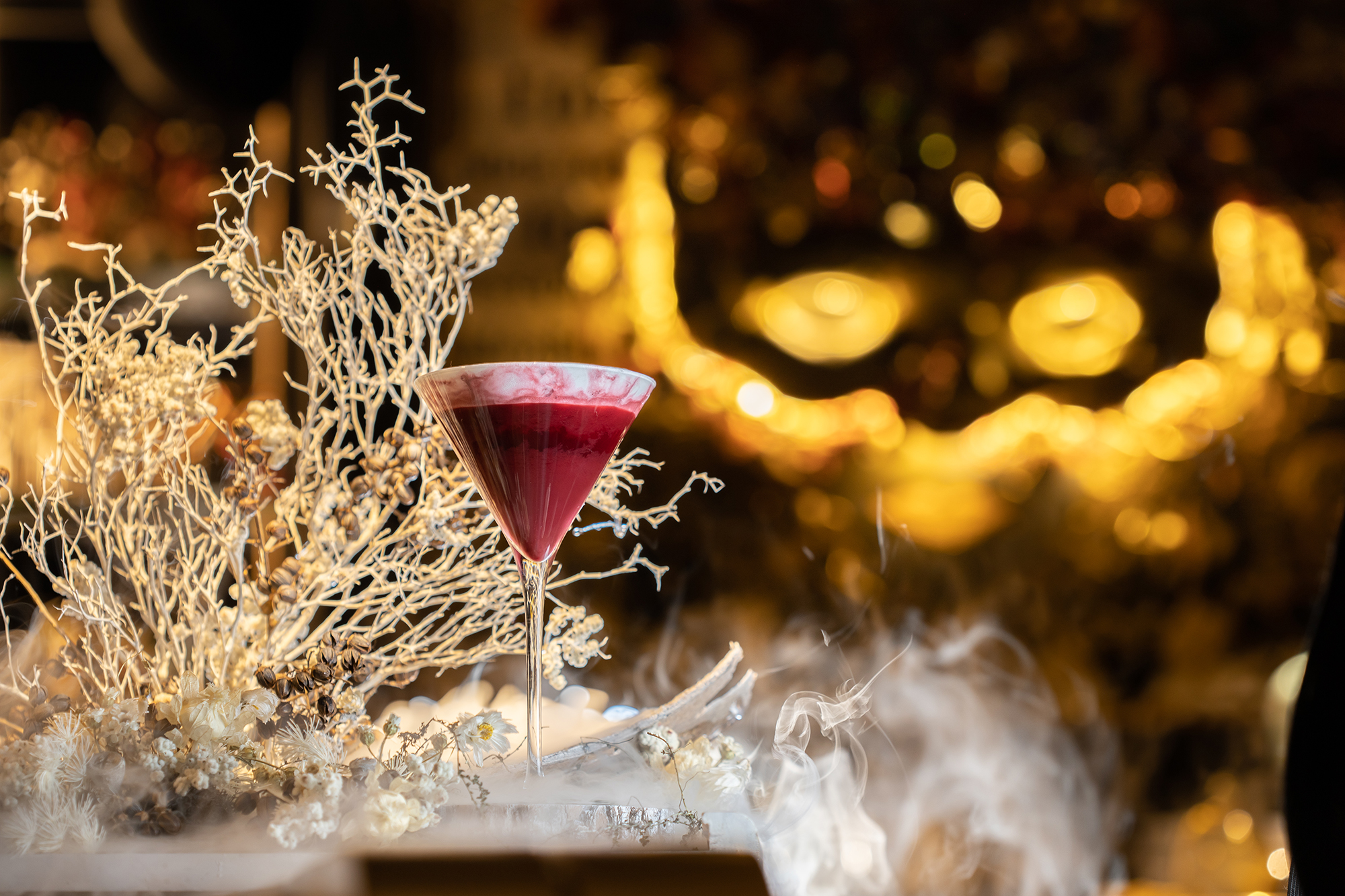 LORE Taipei的調酒跟舞台上的劇情相呼應,這杯形容被污染過後的美德「Tainted Virtue」,訴說著白雪王子面臨七宗罪挑戰的奇幻旅程。(400元/杯)