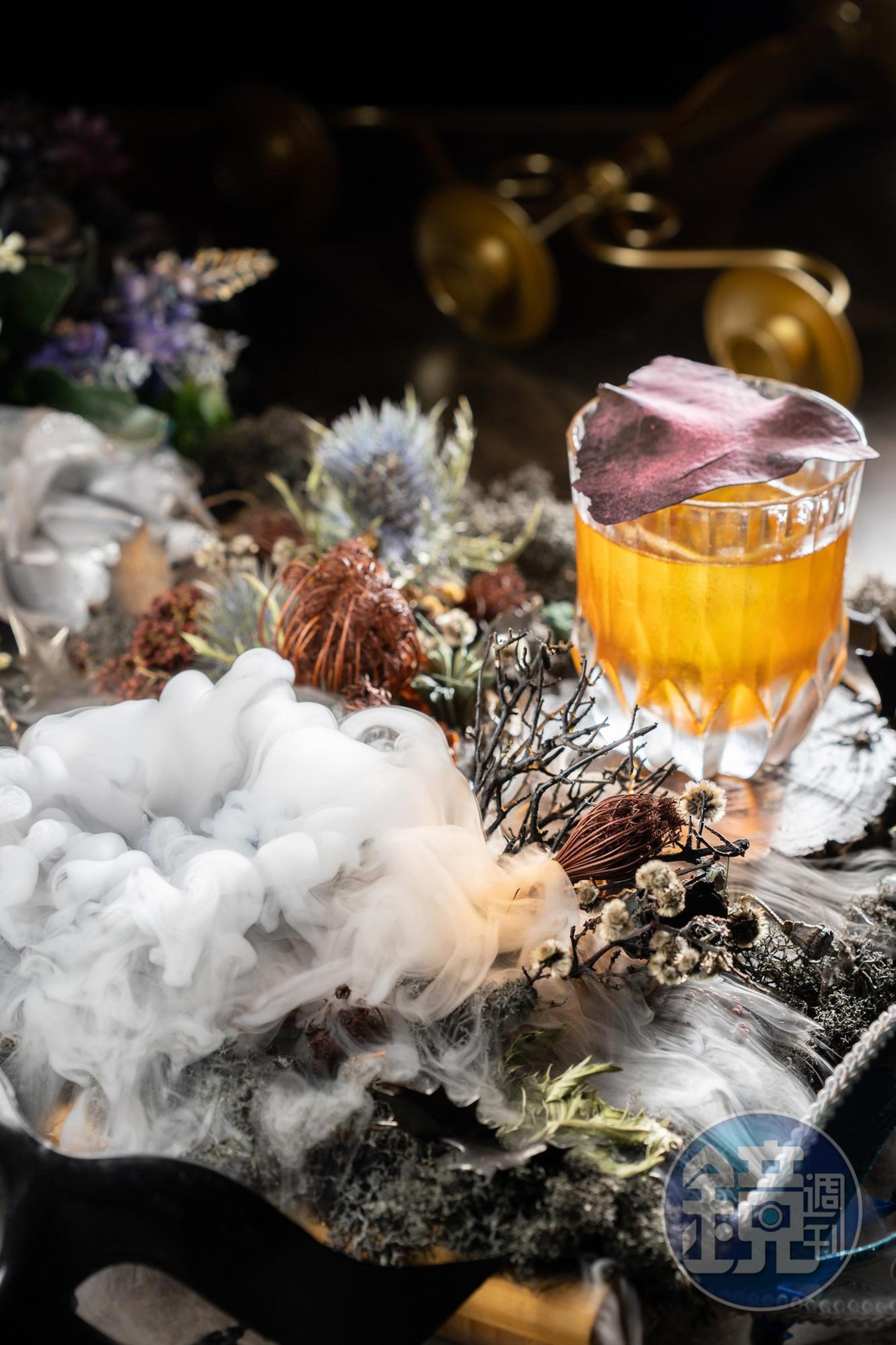 「Bittersweet Sin」使用玫瑰伯爵琴酒、苦甜酒、香艾酒與可可，是內格羅尼的變化版。（400元／杯） 