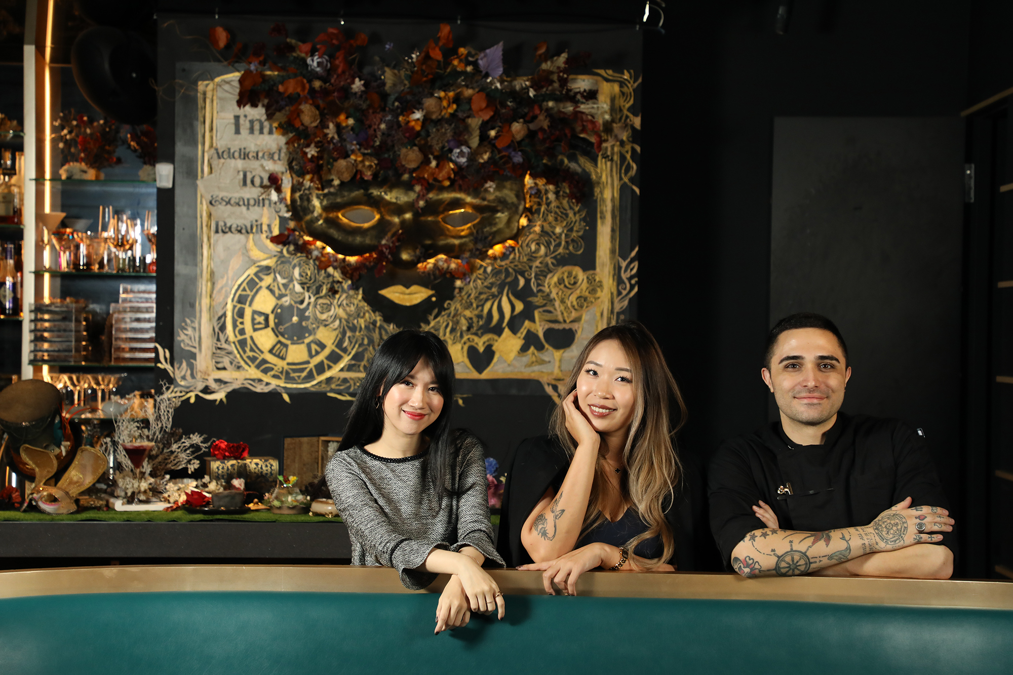 「LORE Taipei」創辦人Keri（左起）、Tiffany、Pouria分別擔任藝術總監、營運總監與餐飲總監，結合各自的興趣，一起創立這間充滿五感體驗的劇場酒吧。