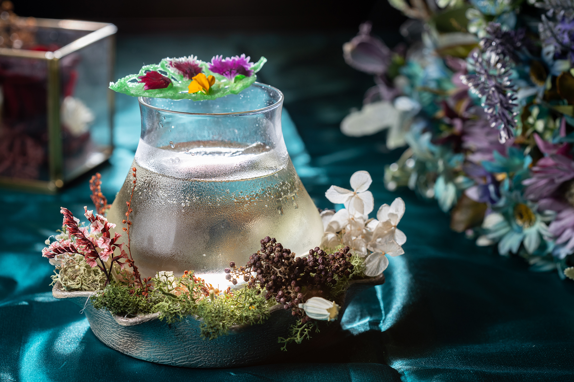 「Flower:My Scent is like a Drug, My Personal Brand of Heroin」以花卉裝盤點綴,展現花神的優雅繽紛。(400元/杯)