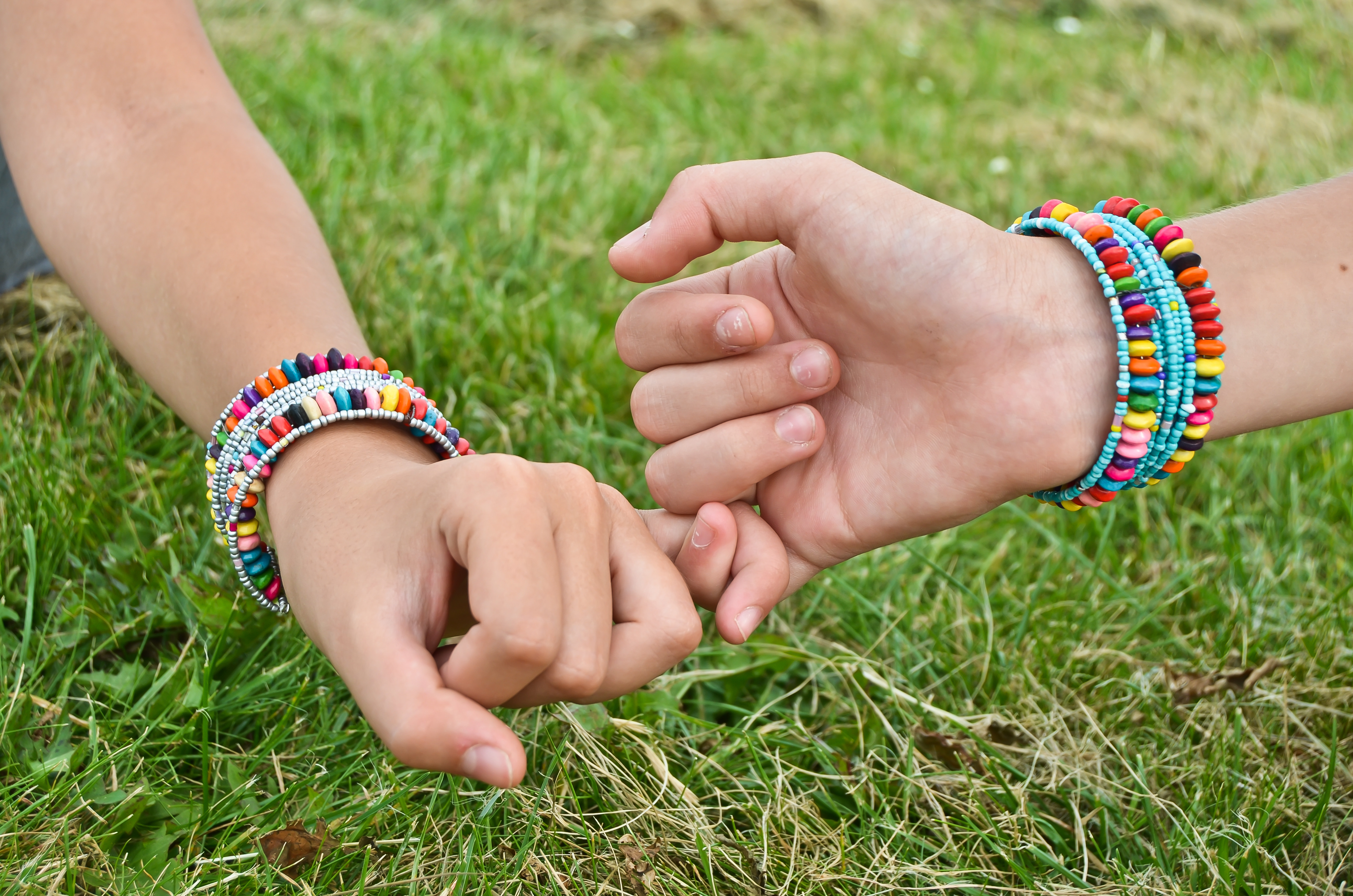 2021年是水瓶座之年，後疫情時代人們將走出孤島，重新連結人群，「走在我身邊，跟我做朋友」。（東方IC）