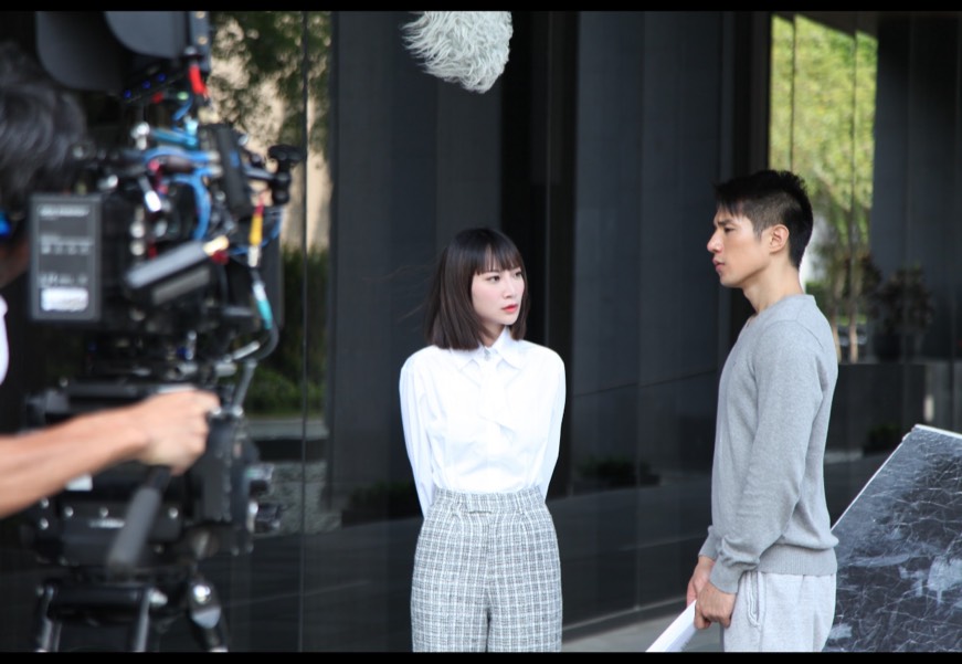 黎晏孜(左)與孟飛兒子孟翔(右)有精采對手戲。(銜藝文化提供)