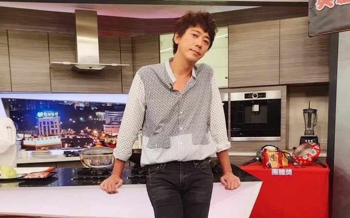 信對外稱自己是浪子，似乎想將分手責任概括承受。（翻攝信臉書）