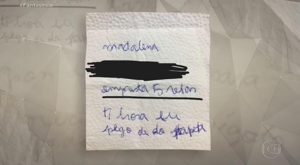 未接受正規教育的瑪達琳娜,努力在衛生紙上拼寫:「借我肥皂洗澡,你會得到祝福。瑪達琳娜」(翻攝自Fantastico影片)