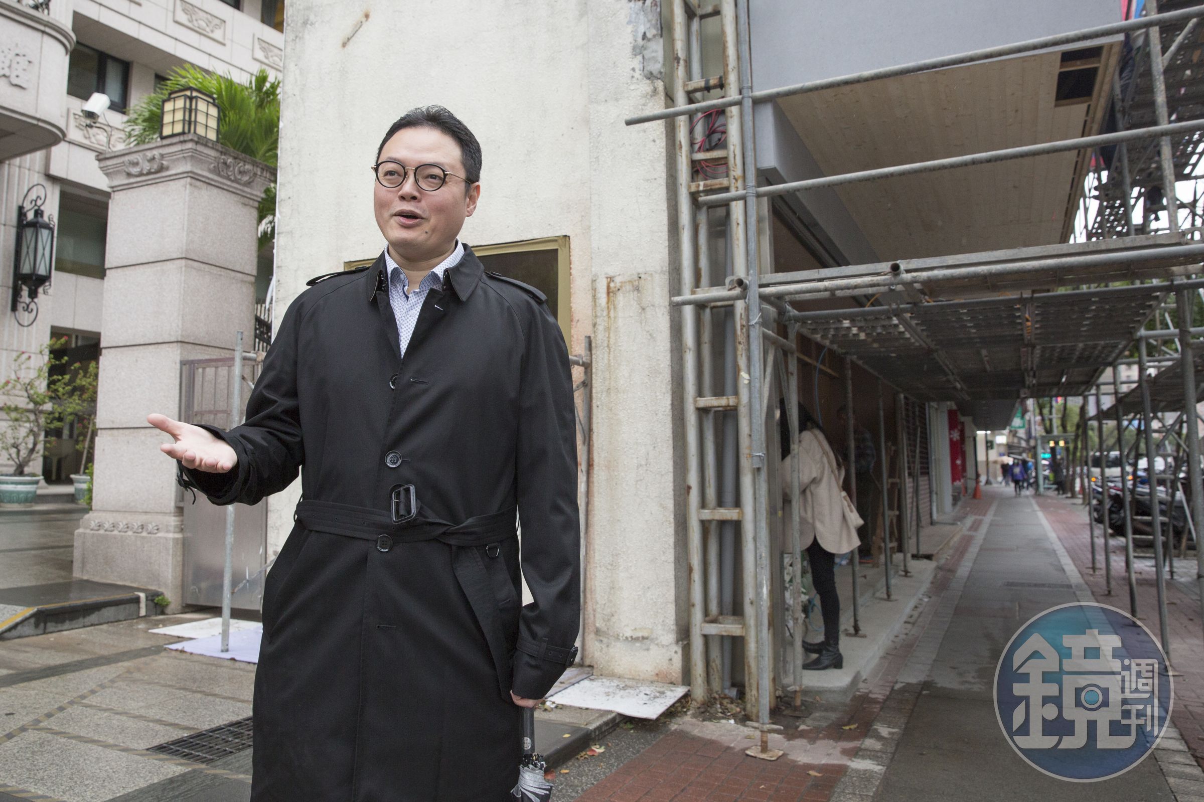 從土地開發轉戰股市，洪鑑穩的投資策略審慎保守，先求不虧損再追求獲利。