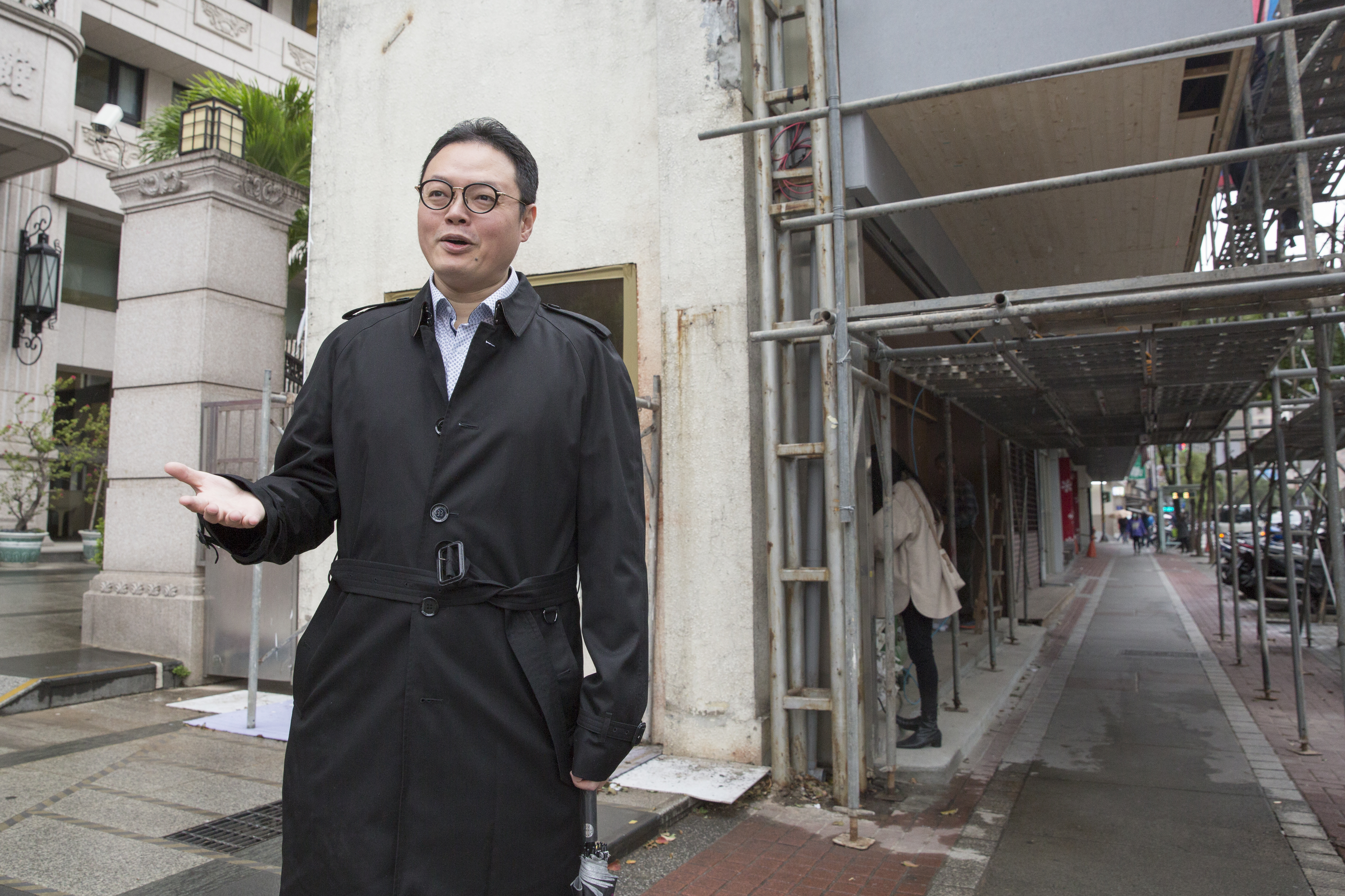 從土地開發轉戰股市，洪鑑穩的投資策略審慎保守，先求不虧損再追求獲利。