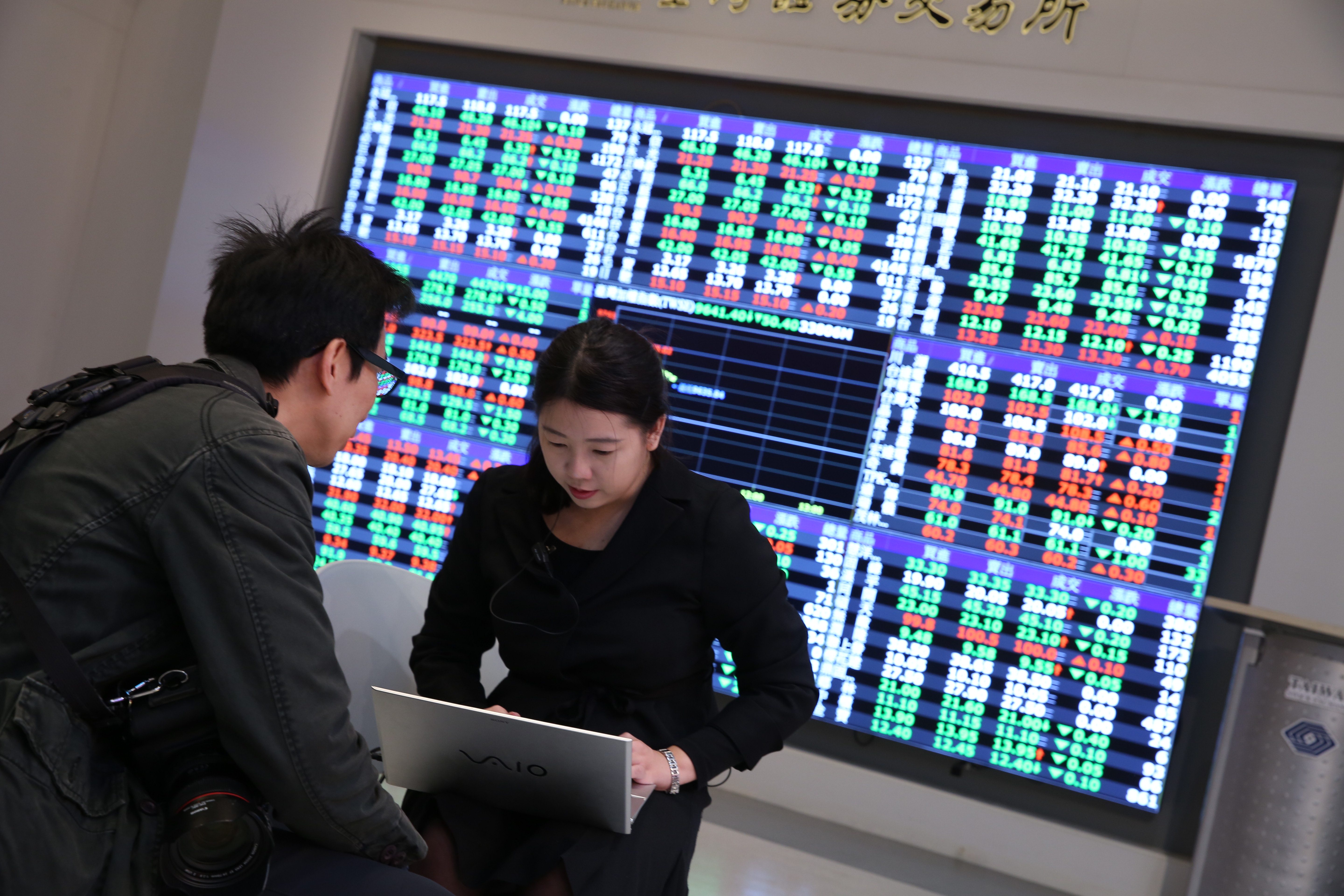 台股是新興市場模範生，具高殖利率特色，是微利環境下風險性資產首選。