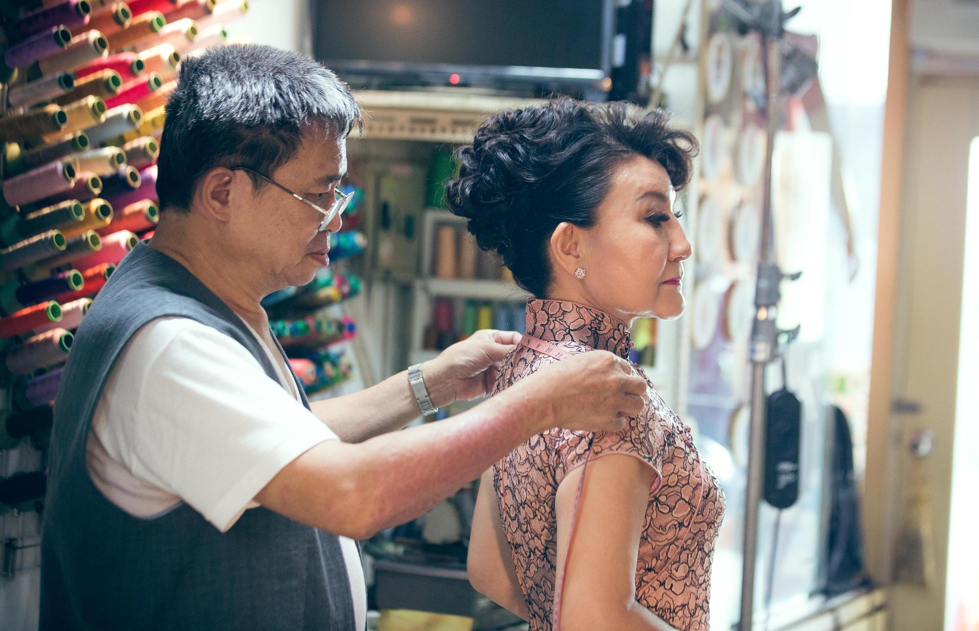 《匠人魂》玉鳳旗袍店陳忠信師傅（左）生於50年代商賈雲集的大稻埕地區，手製旗袍已有50餘年。（文化總會提供）