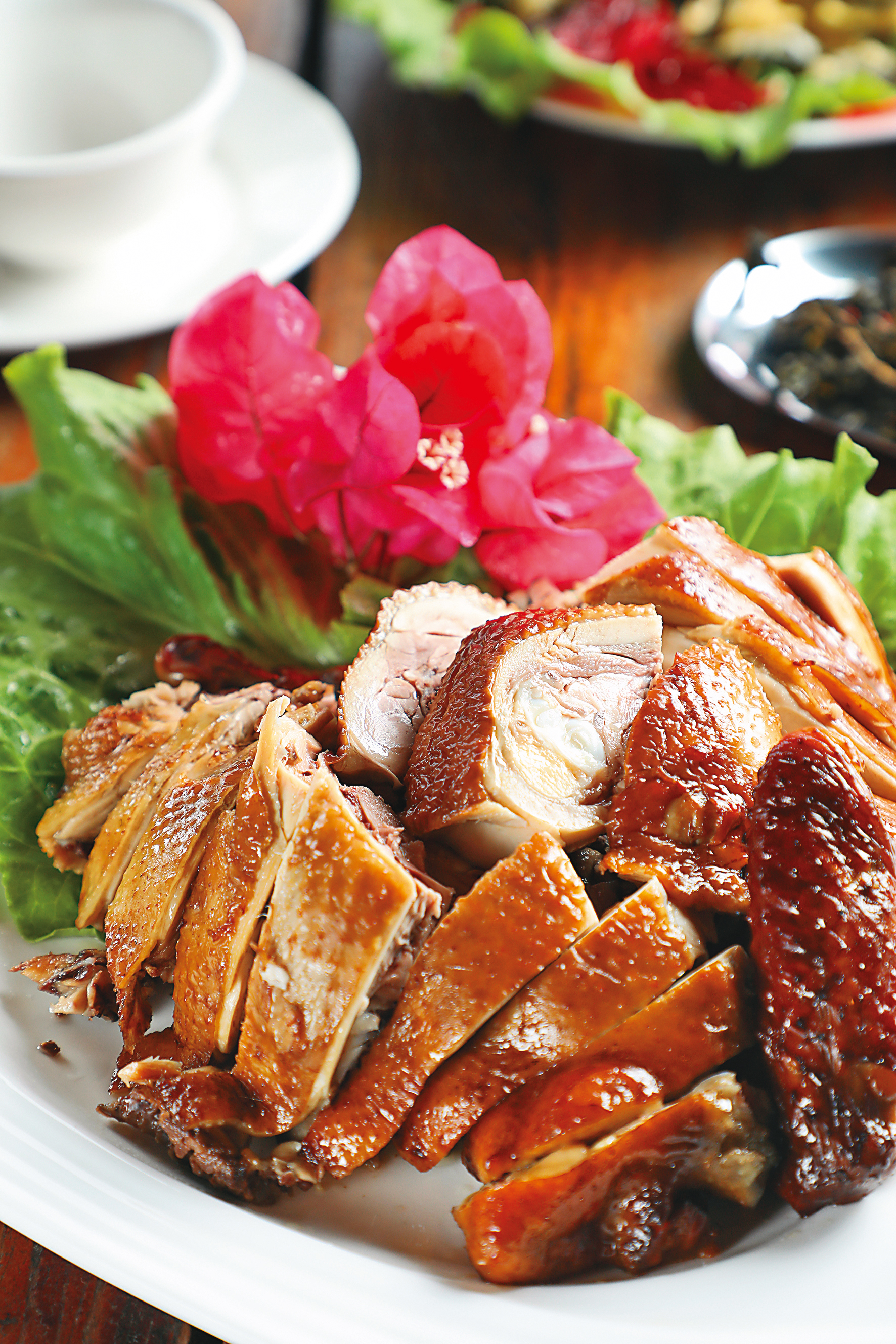 「鐵觀音燻雞」以茶入味，肉質非常紮實。（550元／半隻、1,000元／隻）